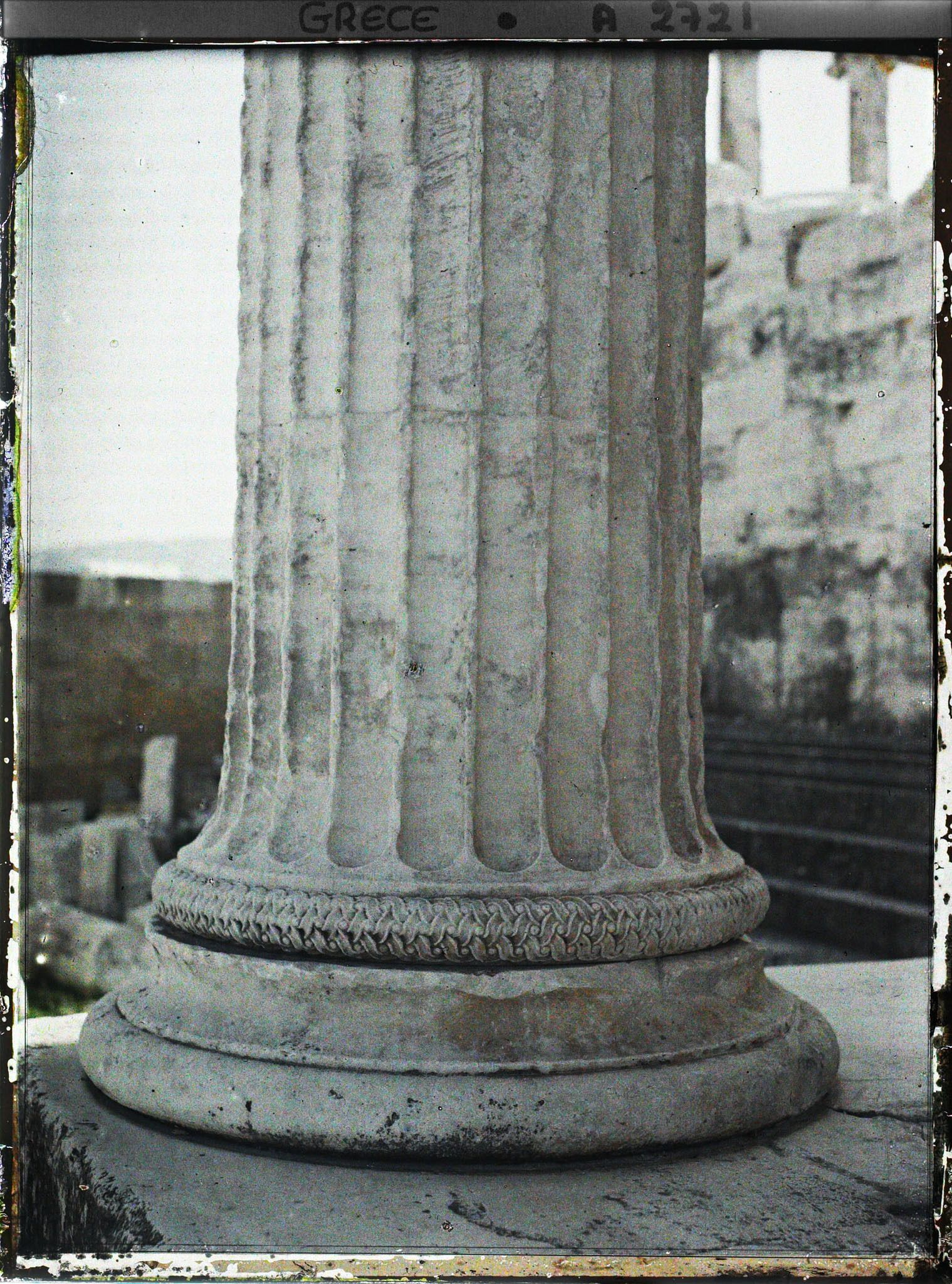 Image représentant Sur l'Acropole, la base d'une colonne de l'Erechtheion
