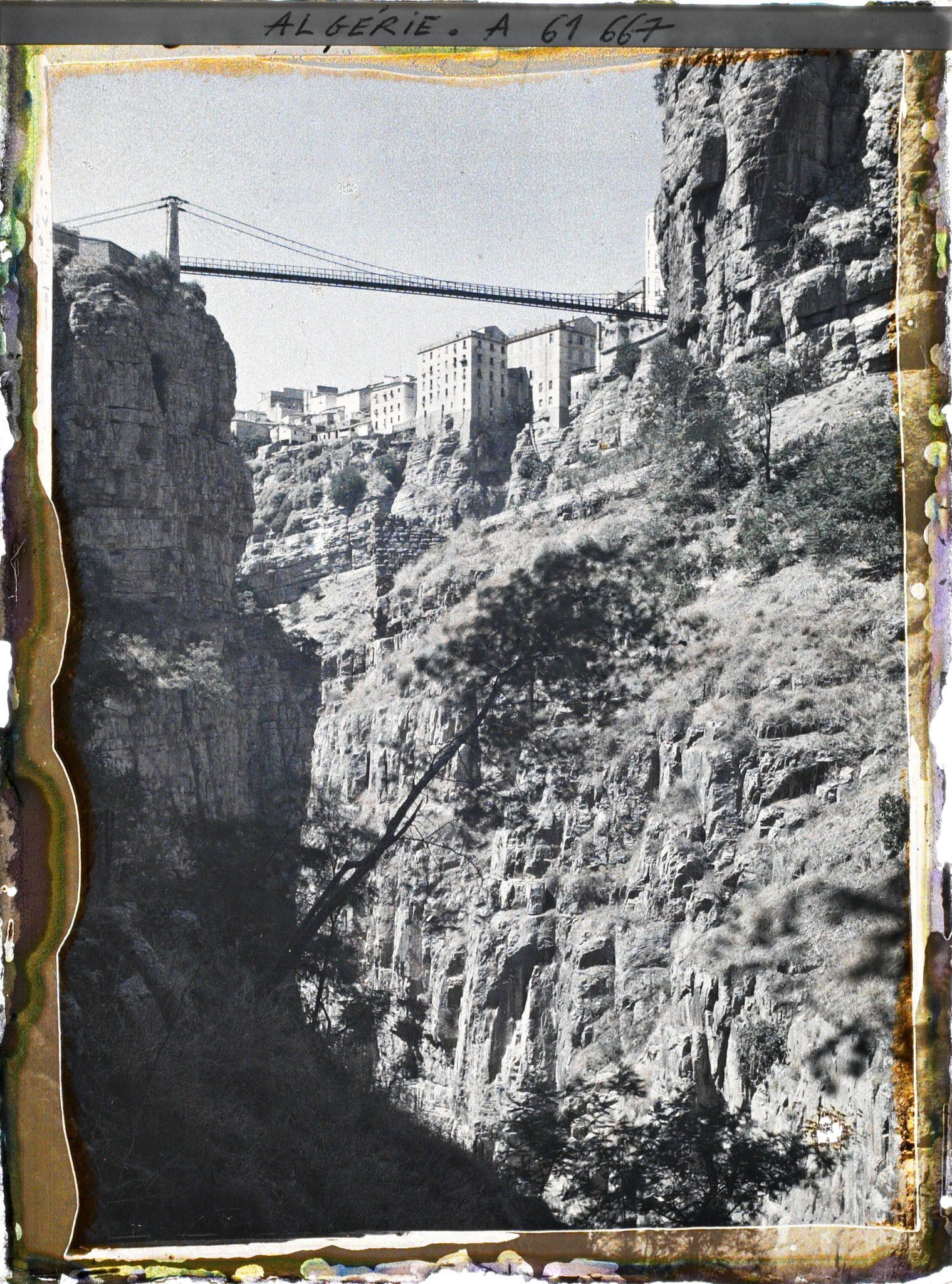Image représentant Algérie, Constantine, Au fond des gorges, Vue vers la passerelle