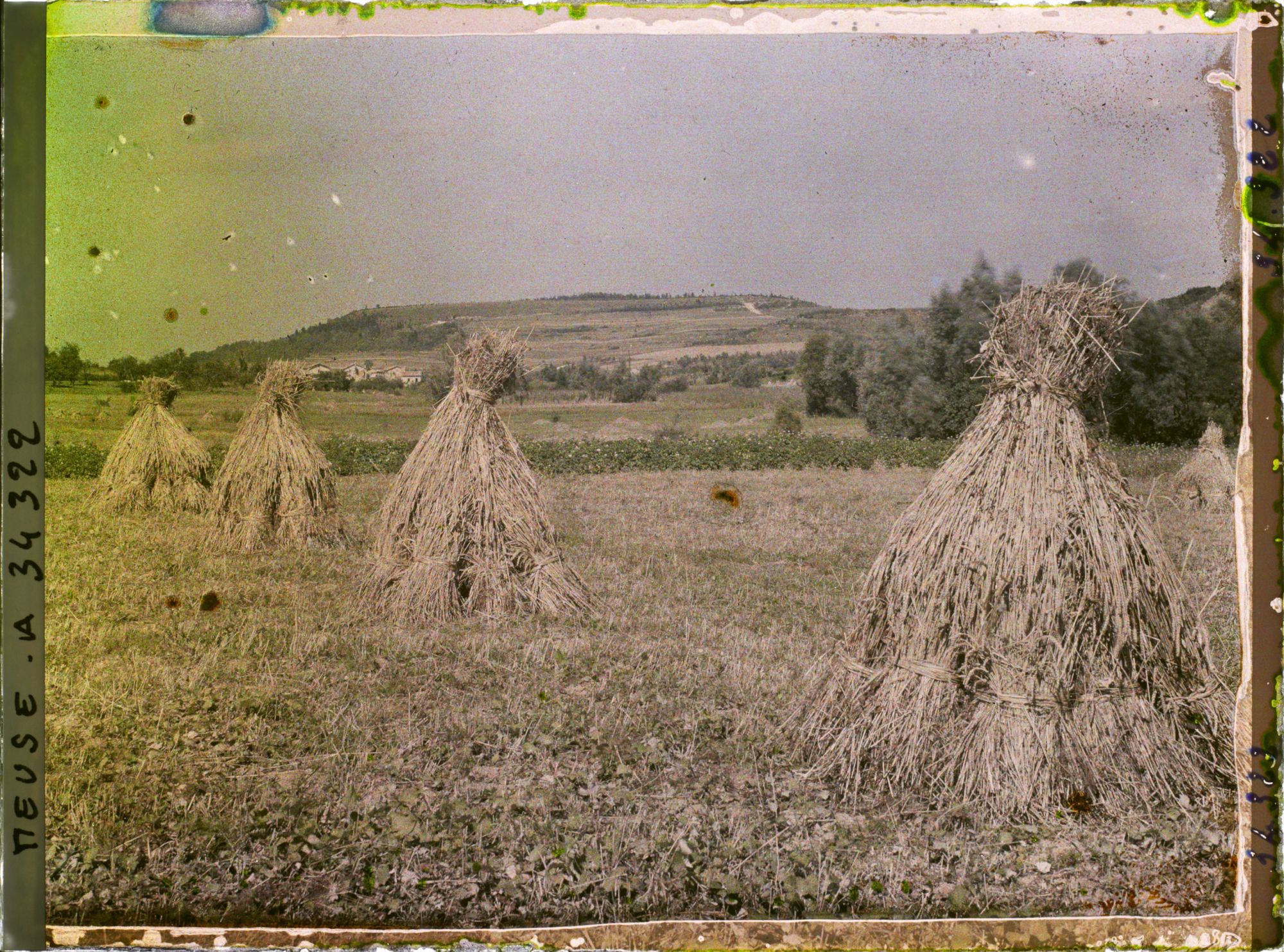 Image représentant France, Les Eparges, Village des Eparges, Côte de Montgirmont, et moissons