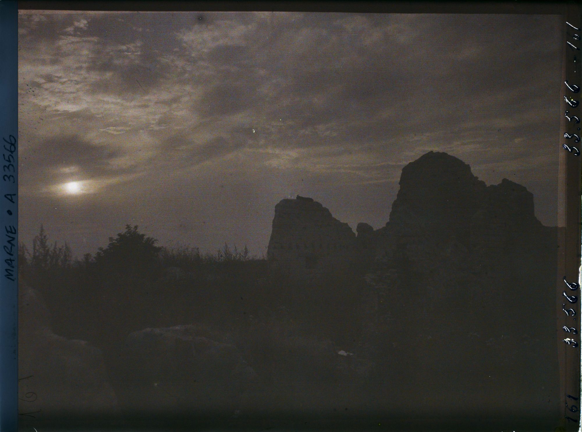 Image représentant France, Nauroy, Les ruines au Coucher du Soleil