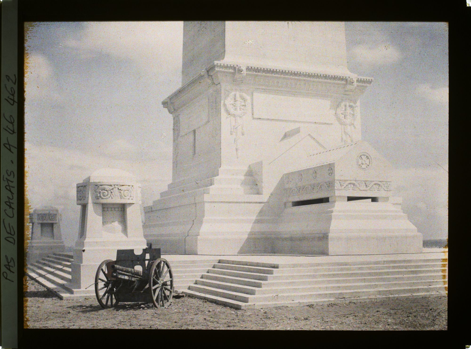 Image représentant France, Ne De de Lorette, La base du Monument (du phare)