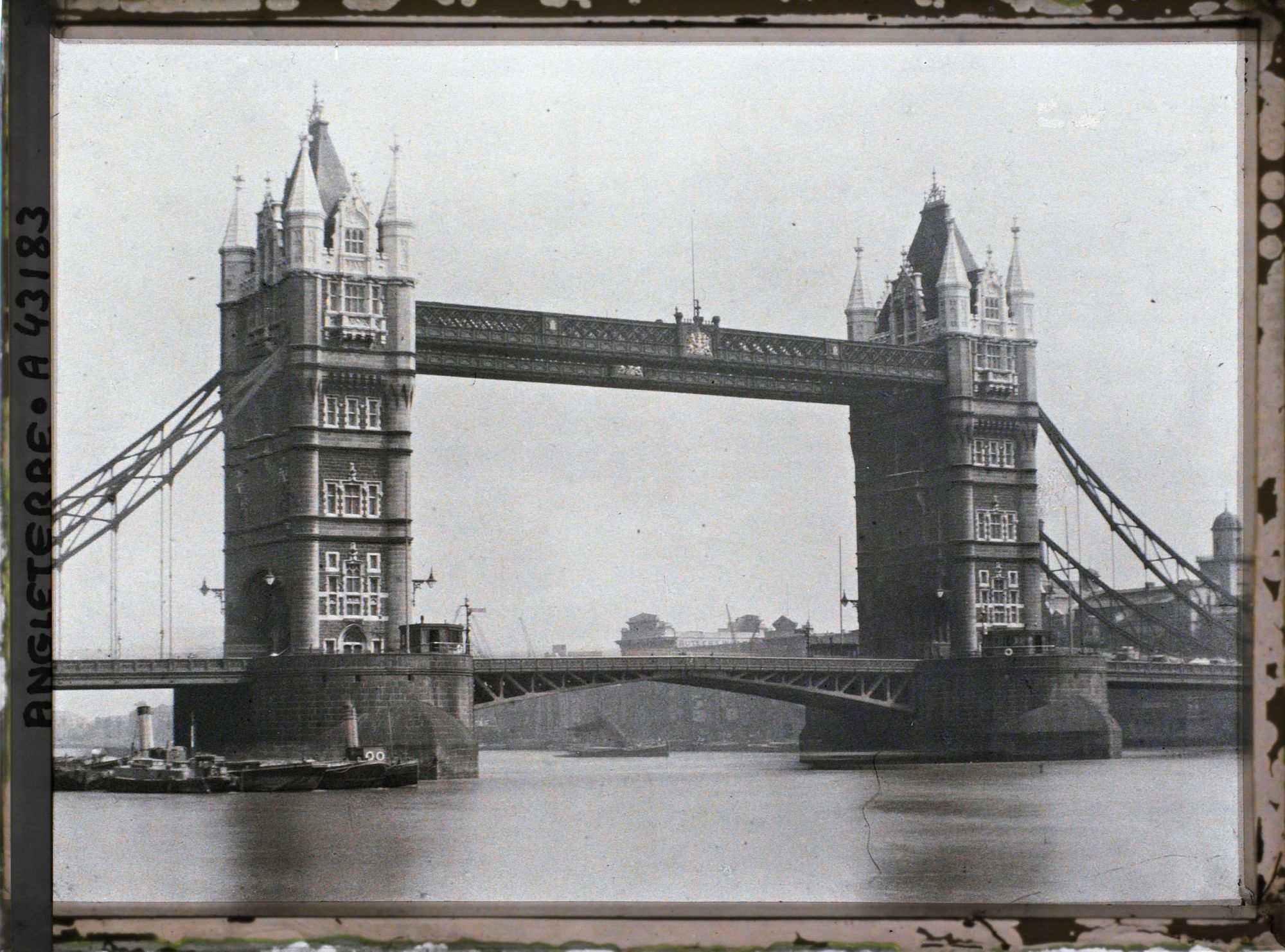 Image représentant Le Tower Bridge pris de Tower Wharf