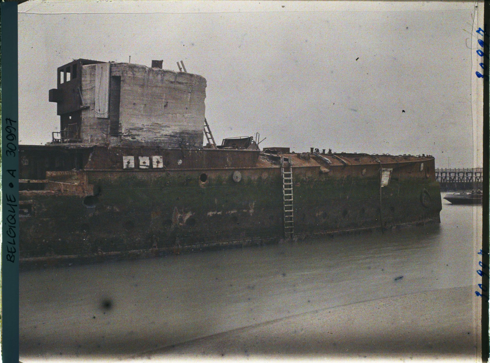 Image représentant Belgique, Zeebrugge, L'avant de l'"Iphigenia" avec son blockhaus de ciment