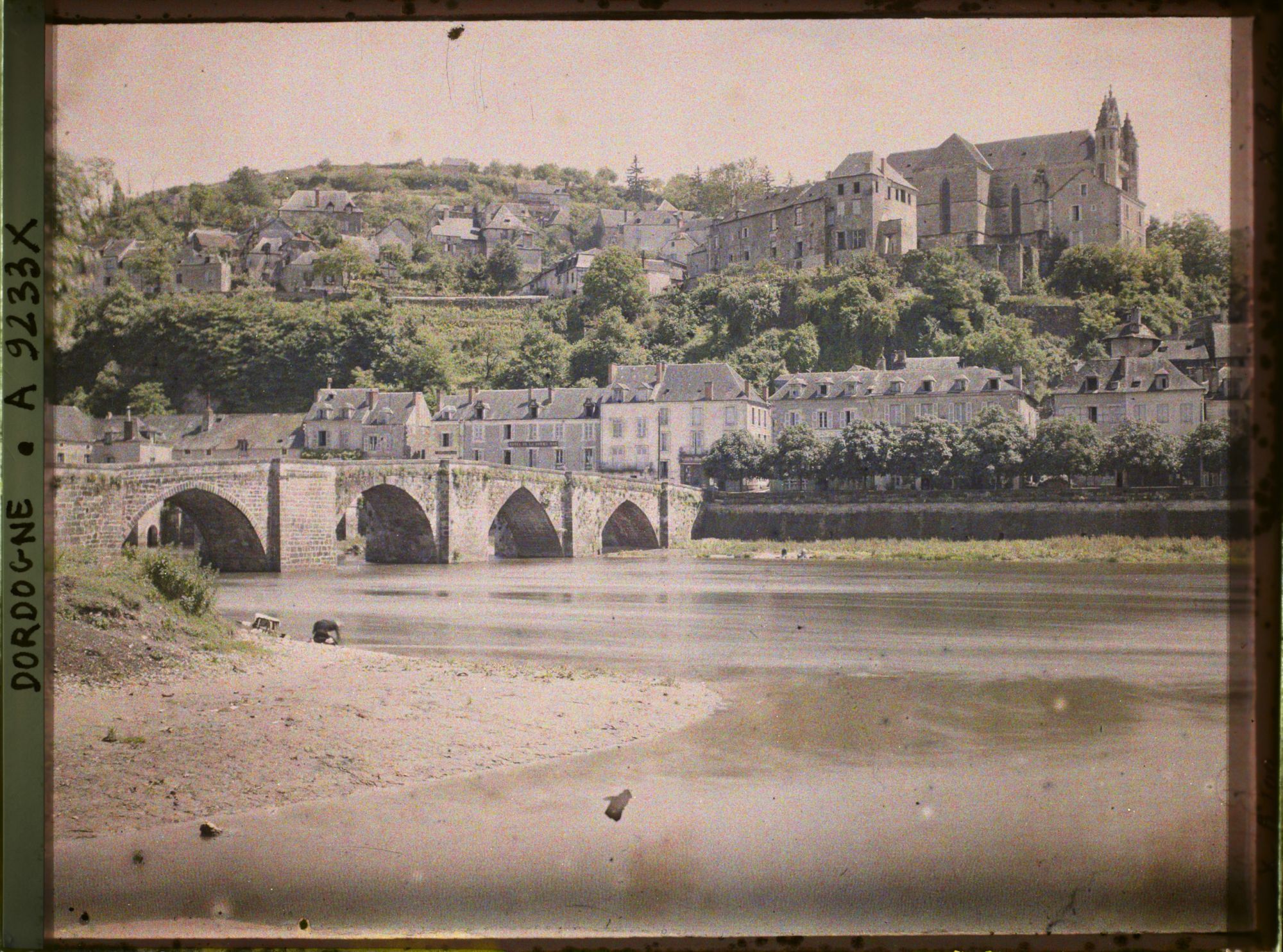 Image représentant France, Terrasson, Vue d'ensemble, le Vieux Pont, la Vézère