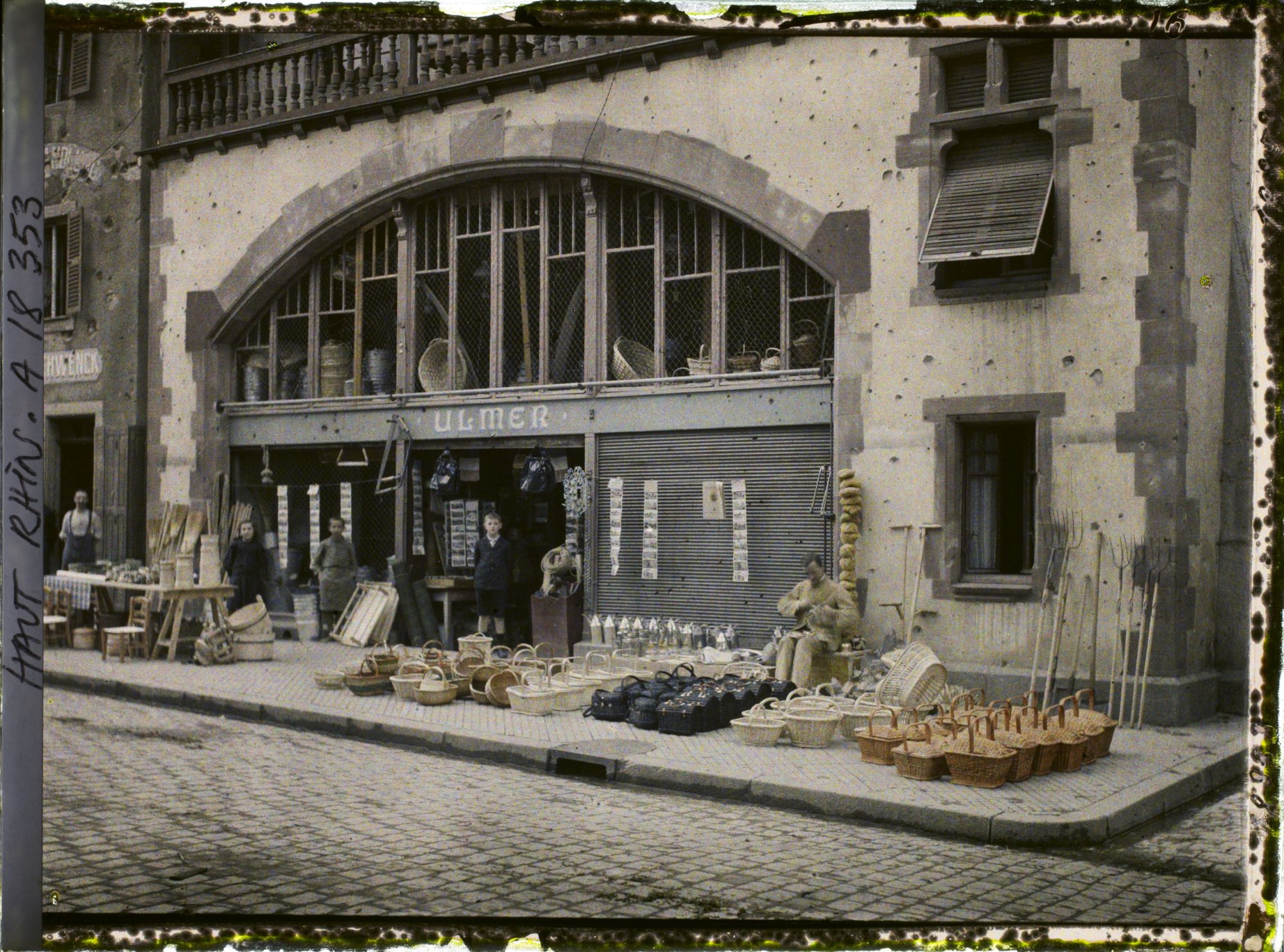 Image représentant France, Munster, Place du Marché : un marchand le jour du marché
