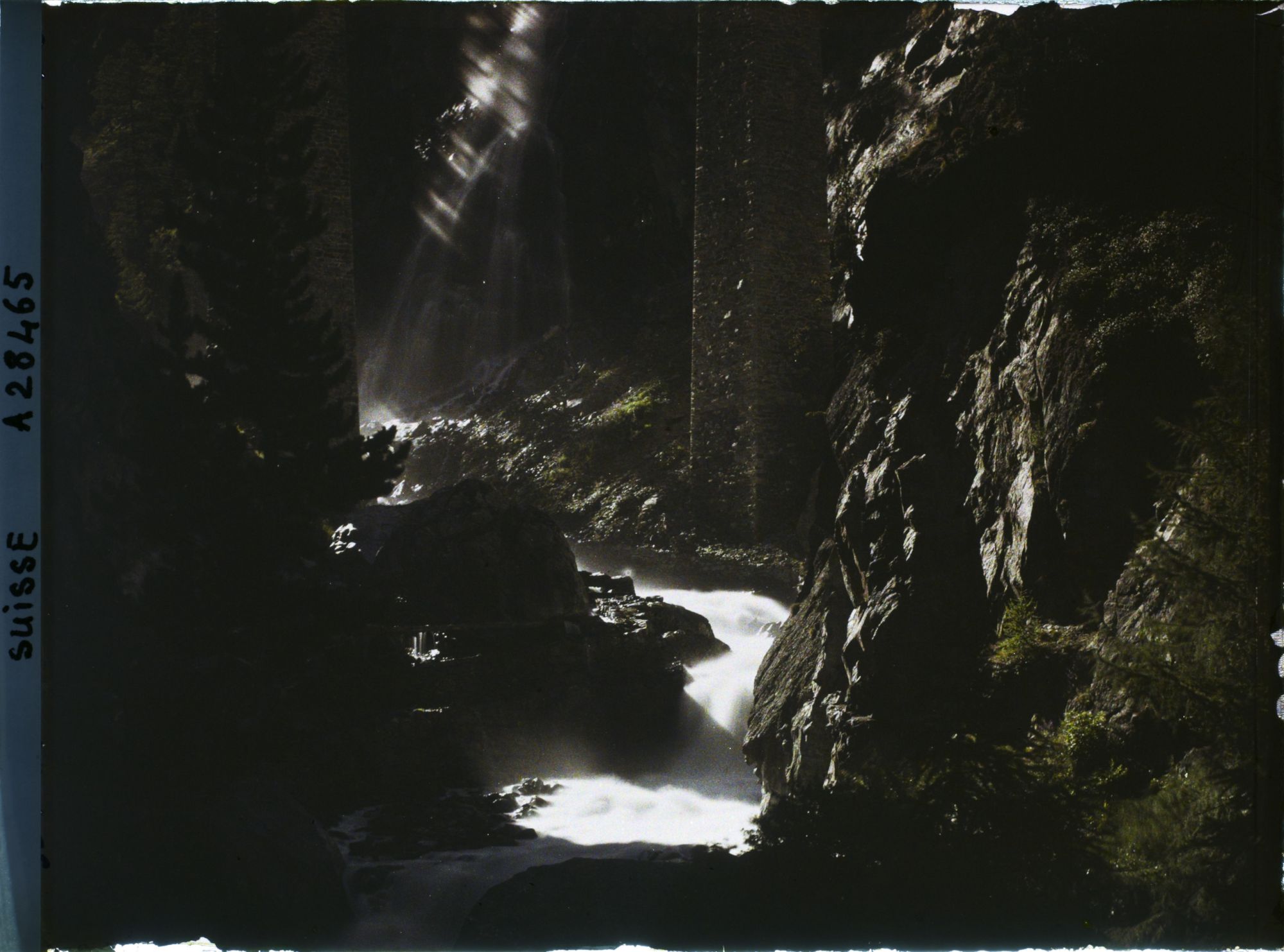 Image représentant Les gorges du Findelbach au pied du pont ferrovière de Findelen