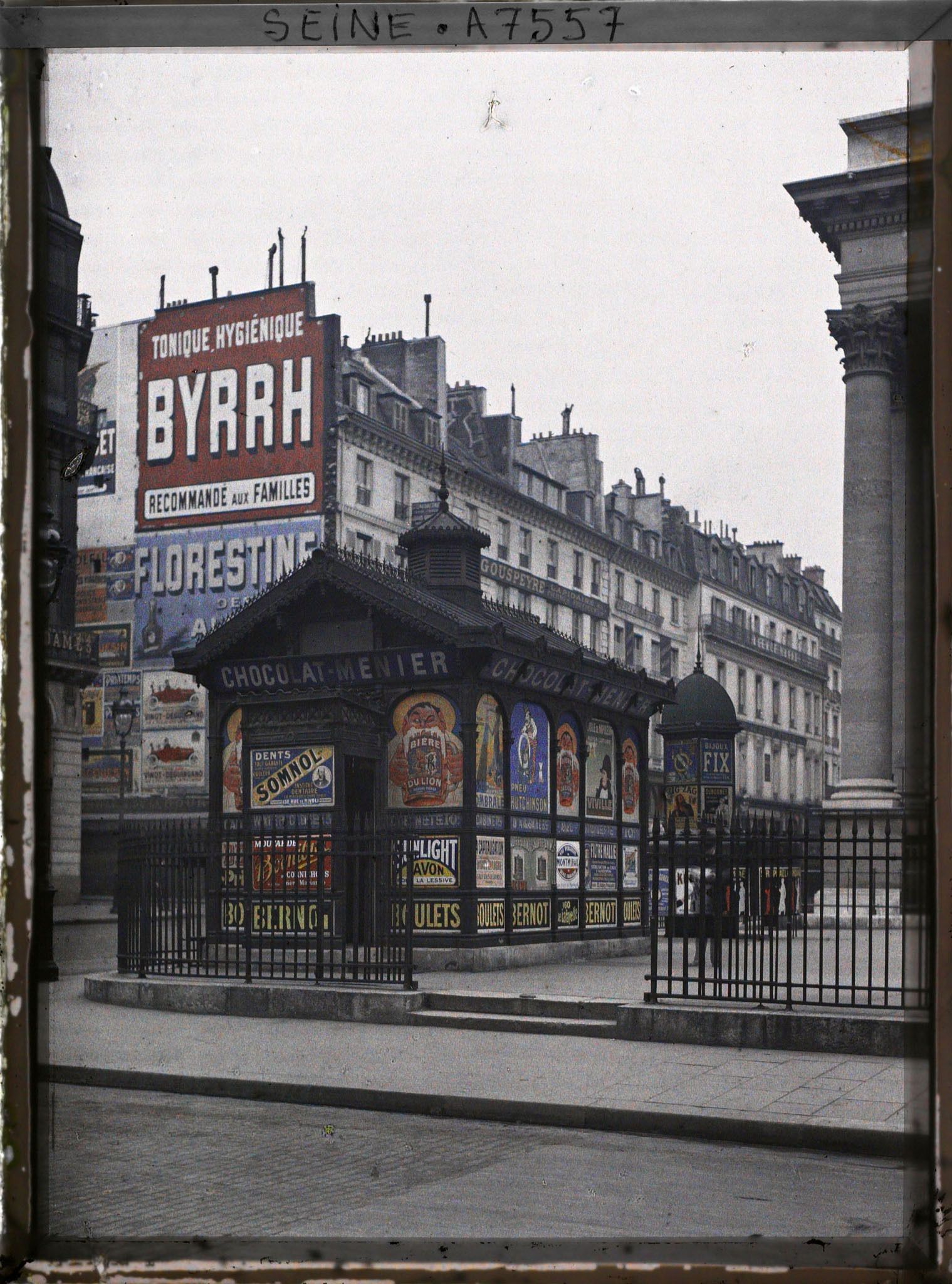 Image représentant La place de la Bourse, vue de la rue Notre-Dame-des-Victoires