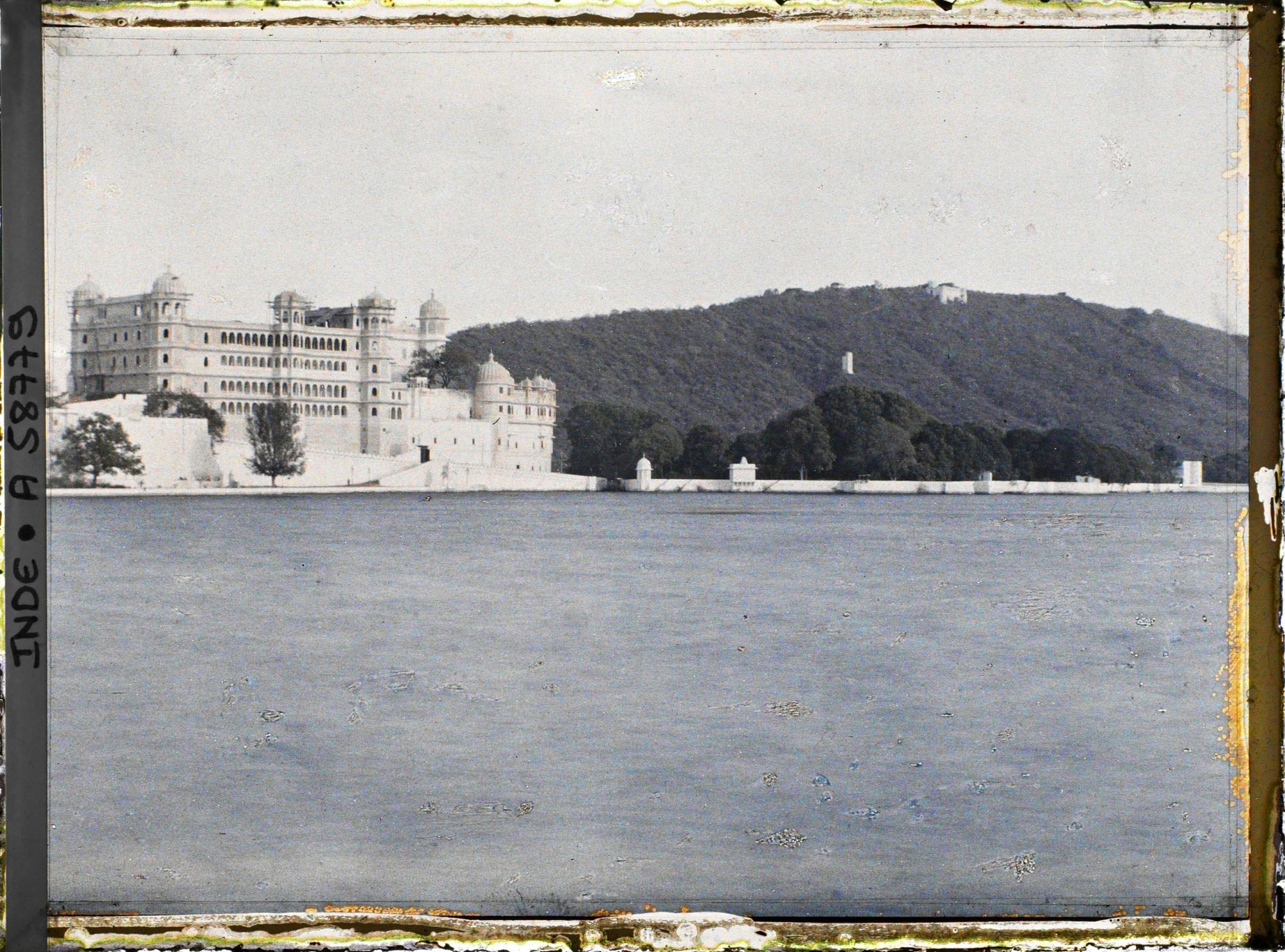 Image représentant Extrémité méridionale du palais royal et vue (Raj Mahal) du lac Pichola