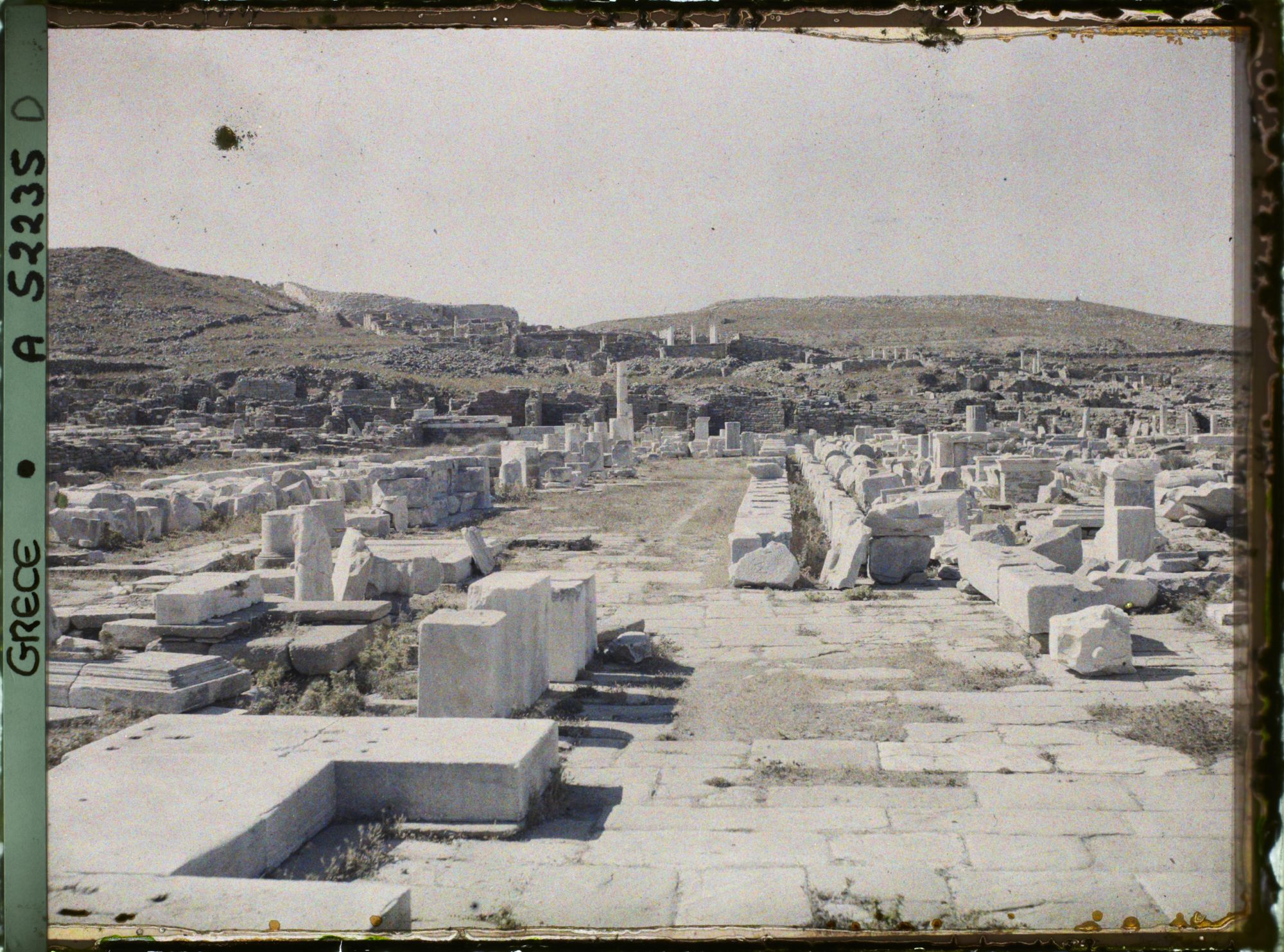 Image représentant Grèce, Delos, L'Avenue des Processions, à droite, le Portique de Philippe V