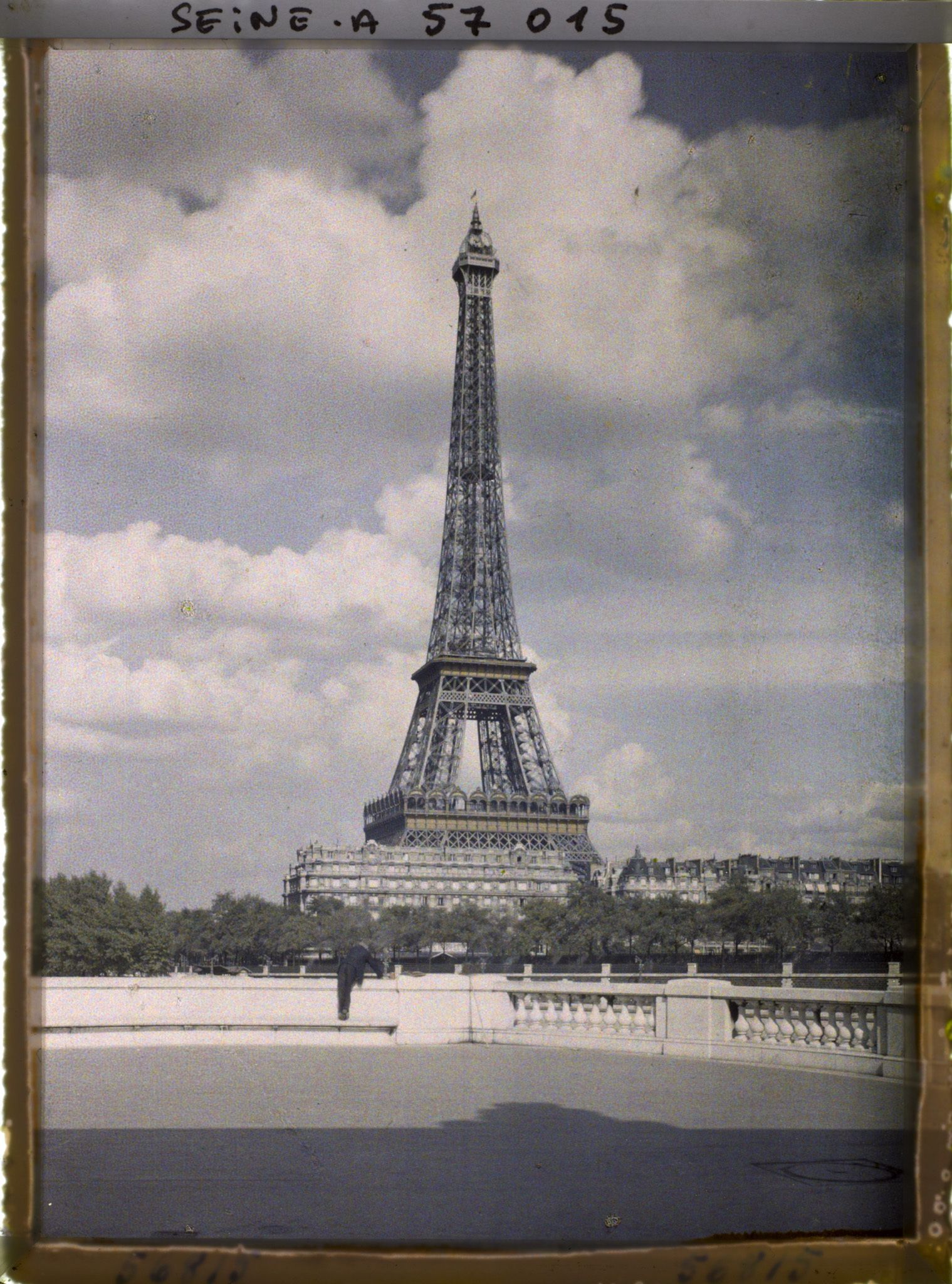Image représentant La tour Eiffel prise depuis le viaduc de Passy