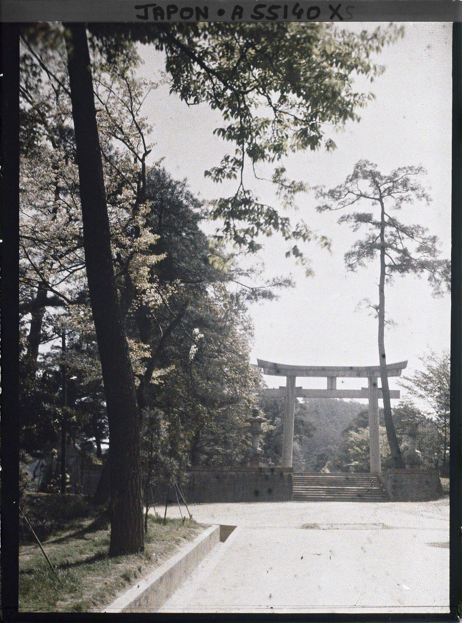 Image représentant Premier torii (Ichi-no-torii) de l'entrée du sanctuaire Hôkoku-jinja (Toyokuni-jinja)