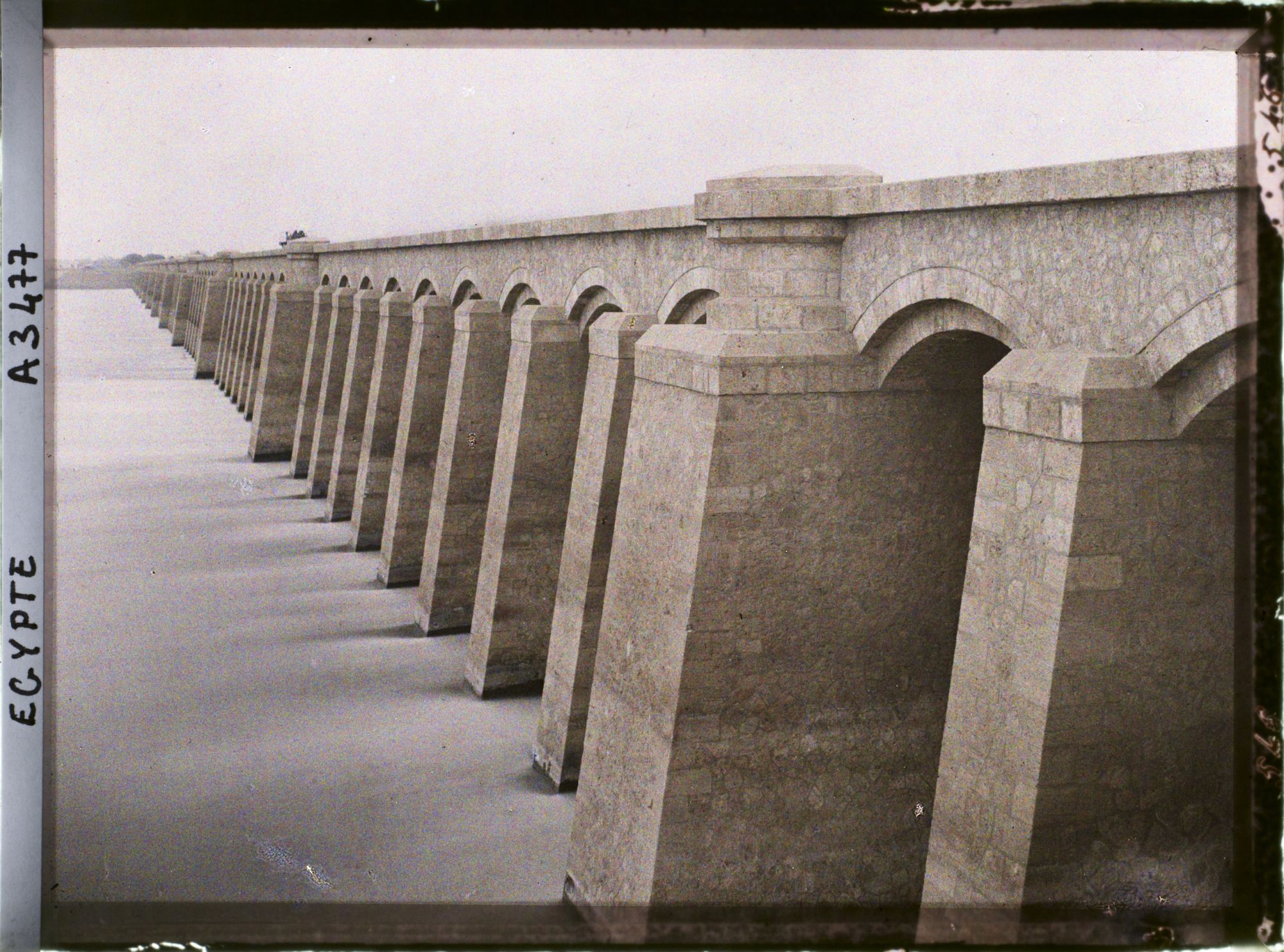 Image représentant Sur les hauteurs du barrage hydraulique, en aval