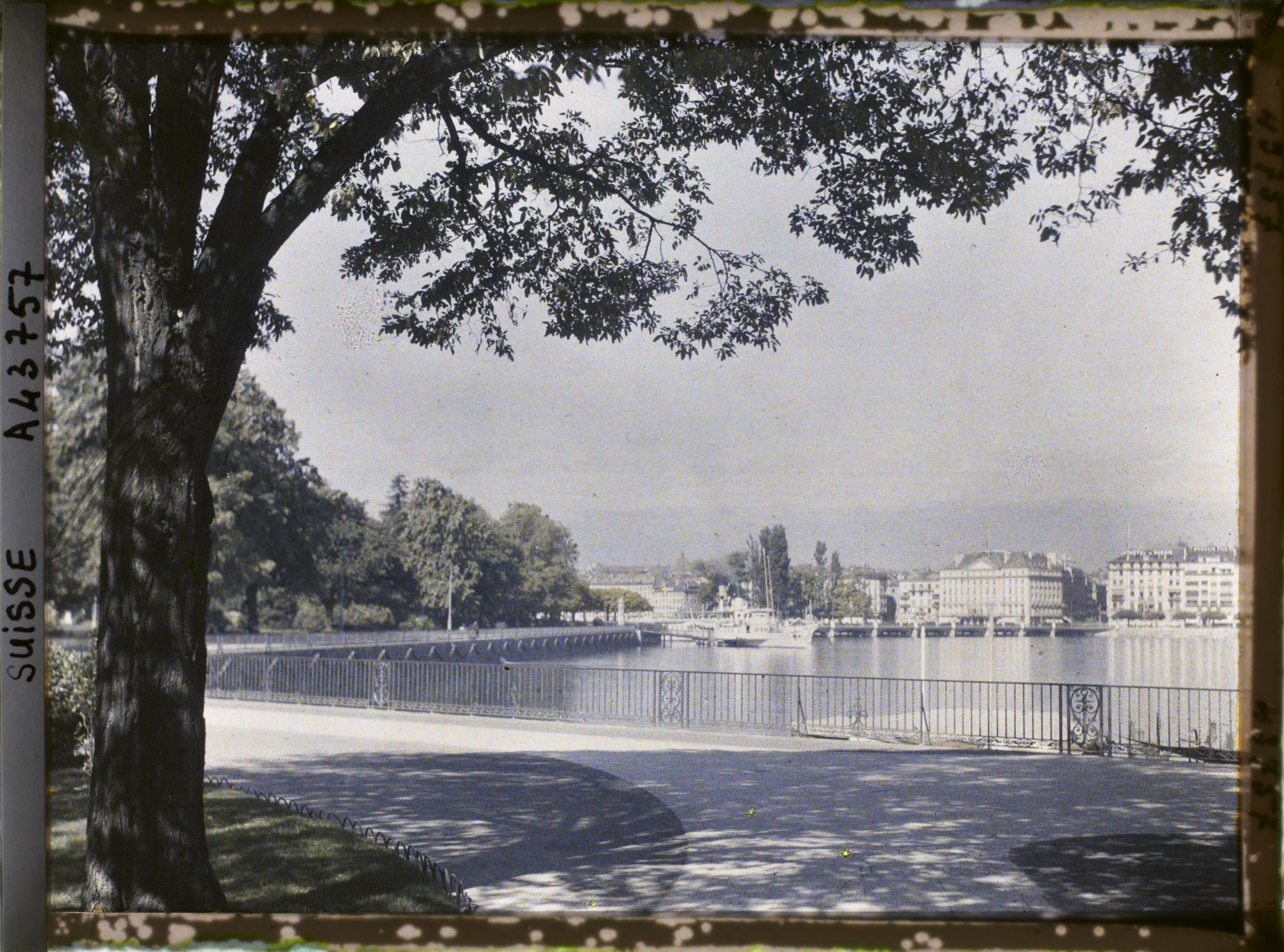 Image représentant La rade, le pont du Mont-Blanc, le Léman vus du quai Gustave-Ador