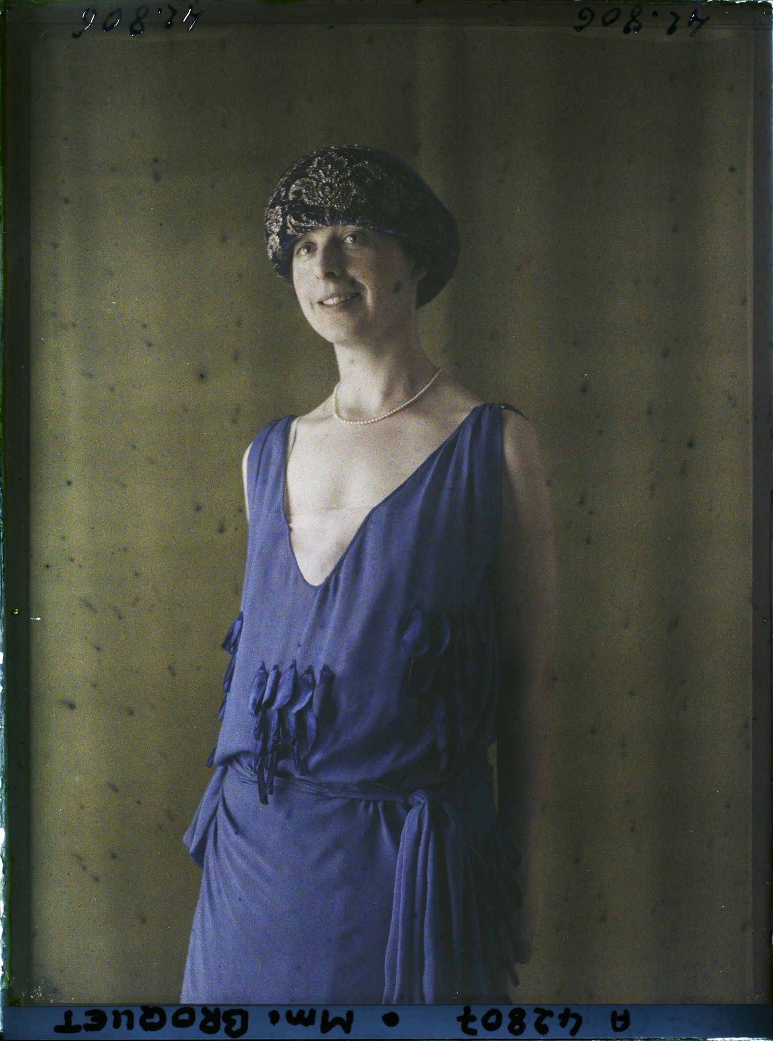 Image représentant https://musee-albert-kahn.s-museum.fr/home/NWQ2OTAwYzNmYjZlZTk1ZWQwODJmMjY4L2dlbmVyaWMtbm90aWNlLXRhYi9hdXRob3JpdHkvNjE3YTc5ZjVjZjhiODk2OGIzMzM3ZDIx/5d6900c3fb6ee95ed082f268/generic-notice-tab/authority/617a79ebcf8b8968b3336994 Madame Charles Broquet