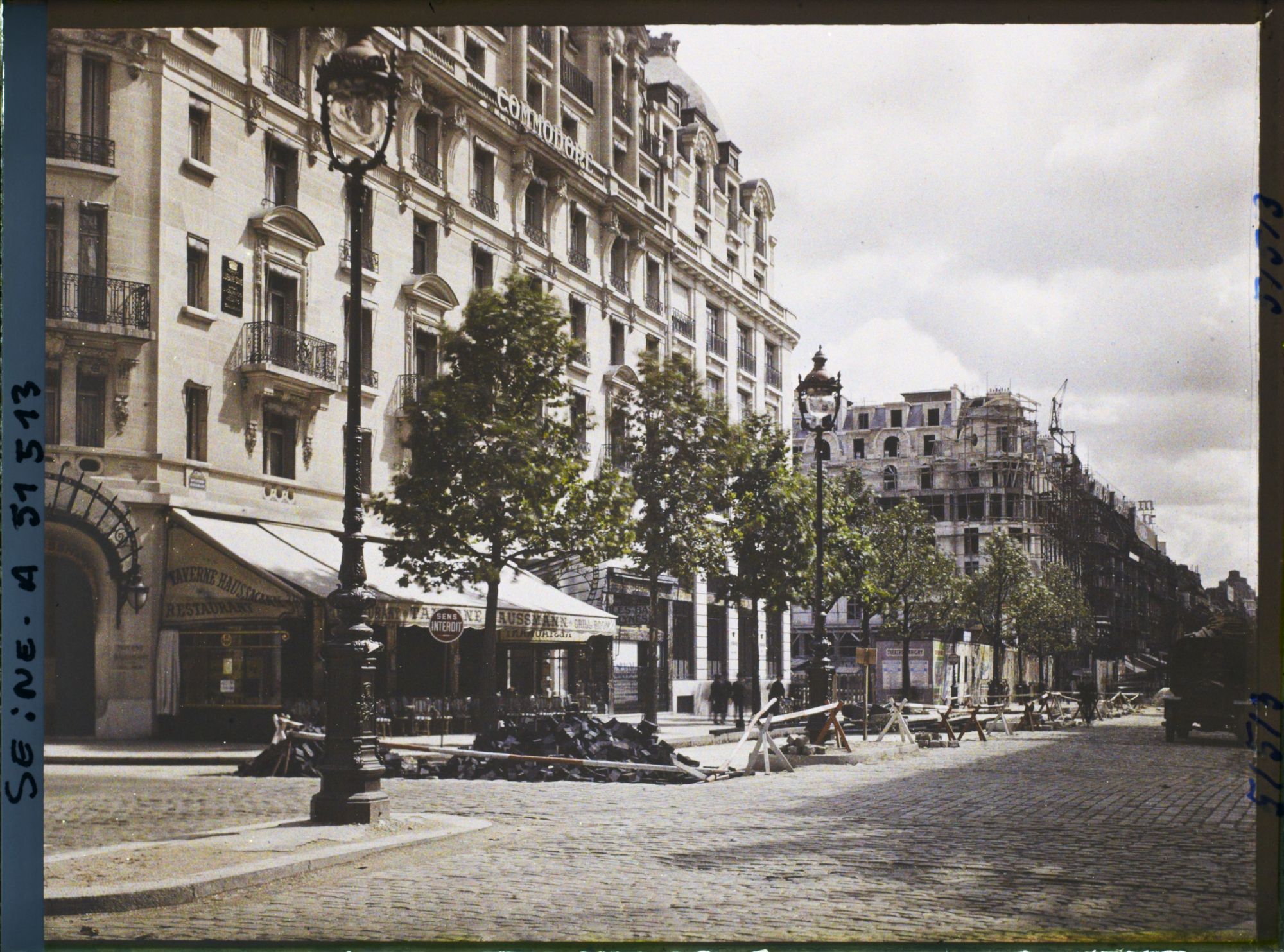 Image représentant La percée du boulevard Haussmann, à l'angle de la rue Laffitte, vers les nouvelles constructions