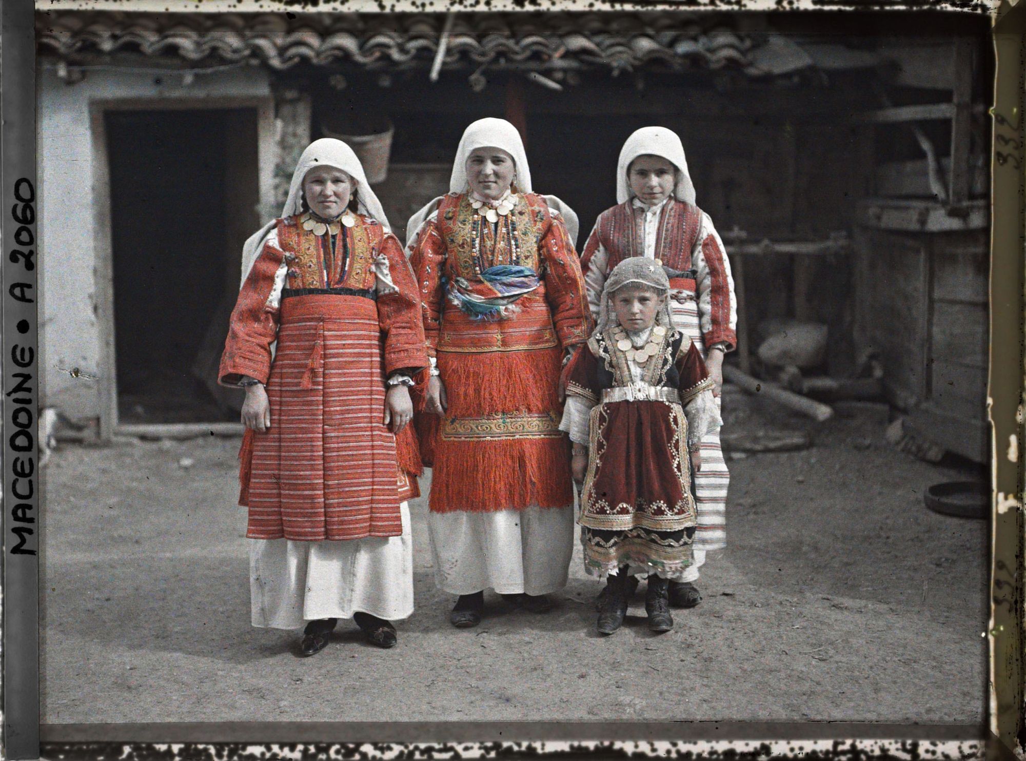 Image représentant Chez le riche Serbe, trois filles de Smiljevo et la petite fille de la maison en costume plutôt citadin