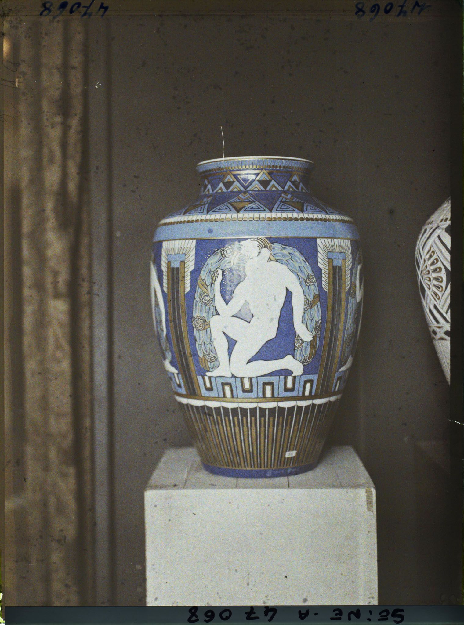 Image représentant L'Exposition des arts décoratifs, Manufacture Nationale de Sèvres, Vase composé par Gauvenet, exécuté par Pihan