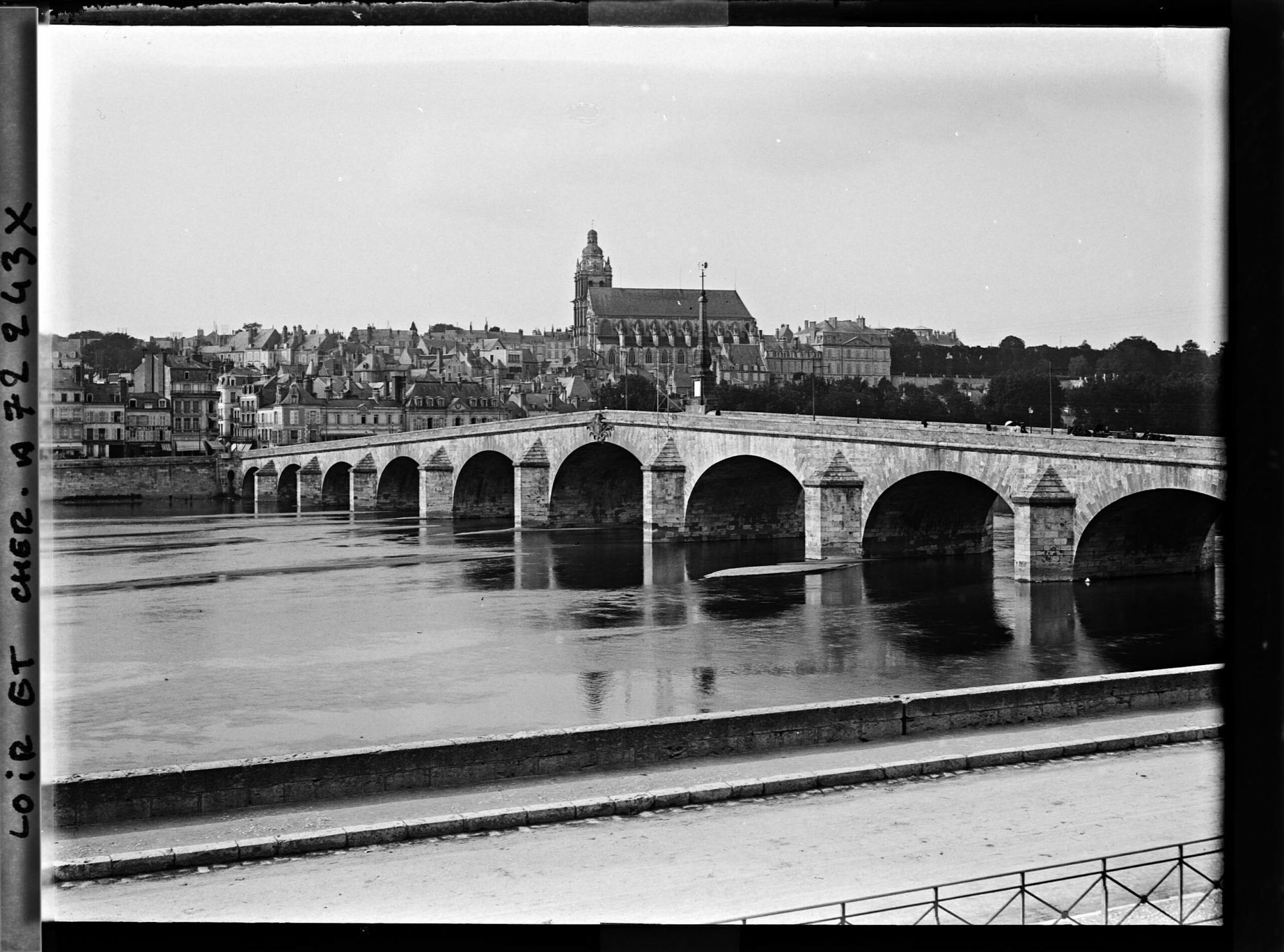 Image représentant Le pont Jacques-Gabriel, avec la cathédrale au second plan