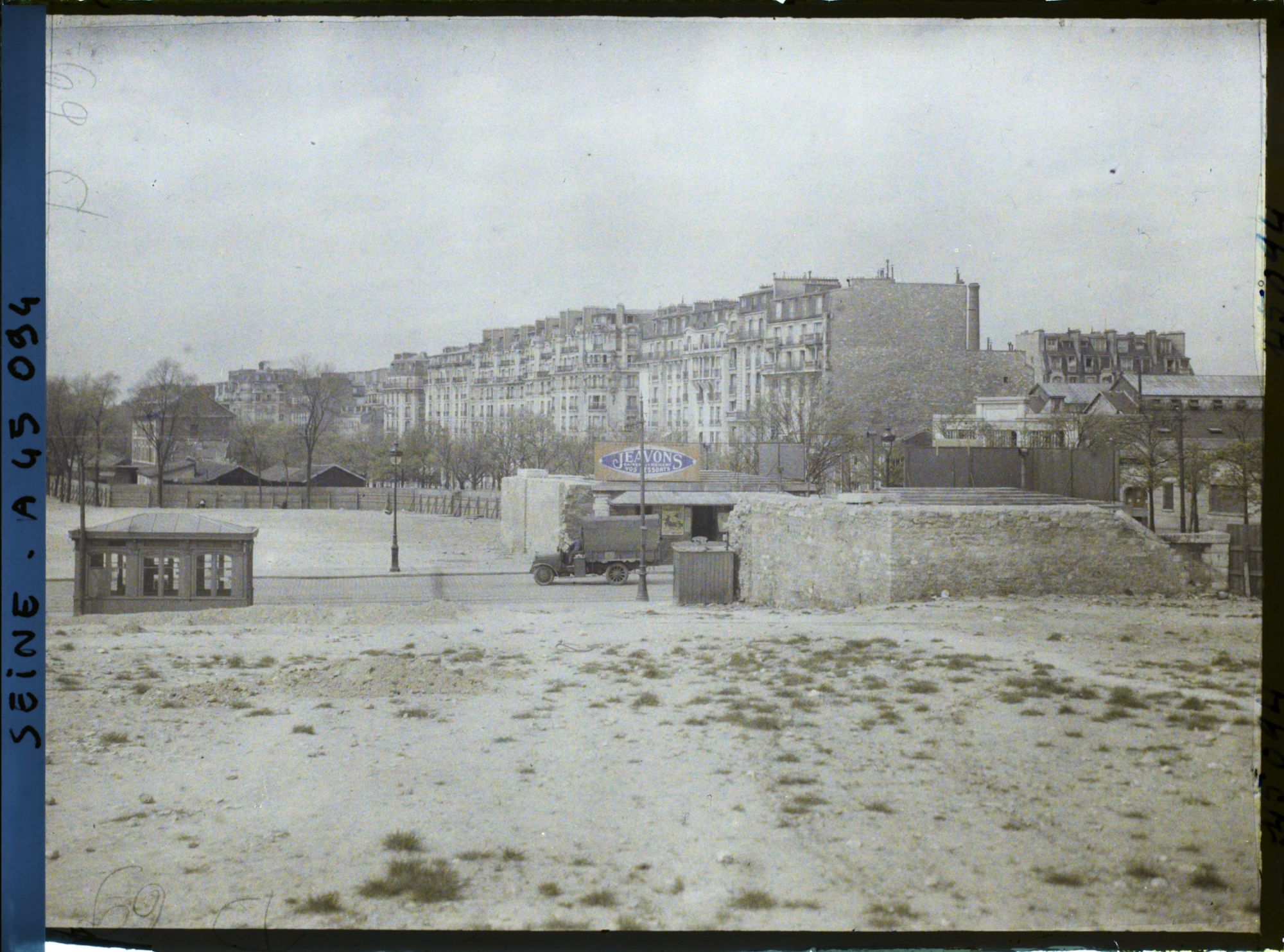 Image représentant L'emplacement des anciennes fortifications à la porte de Versailles, boulevard Victor