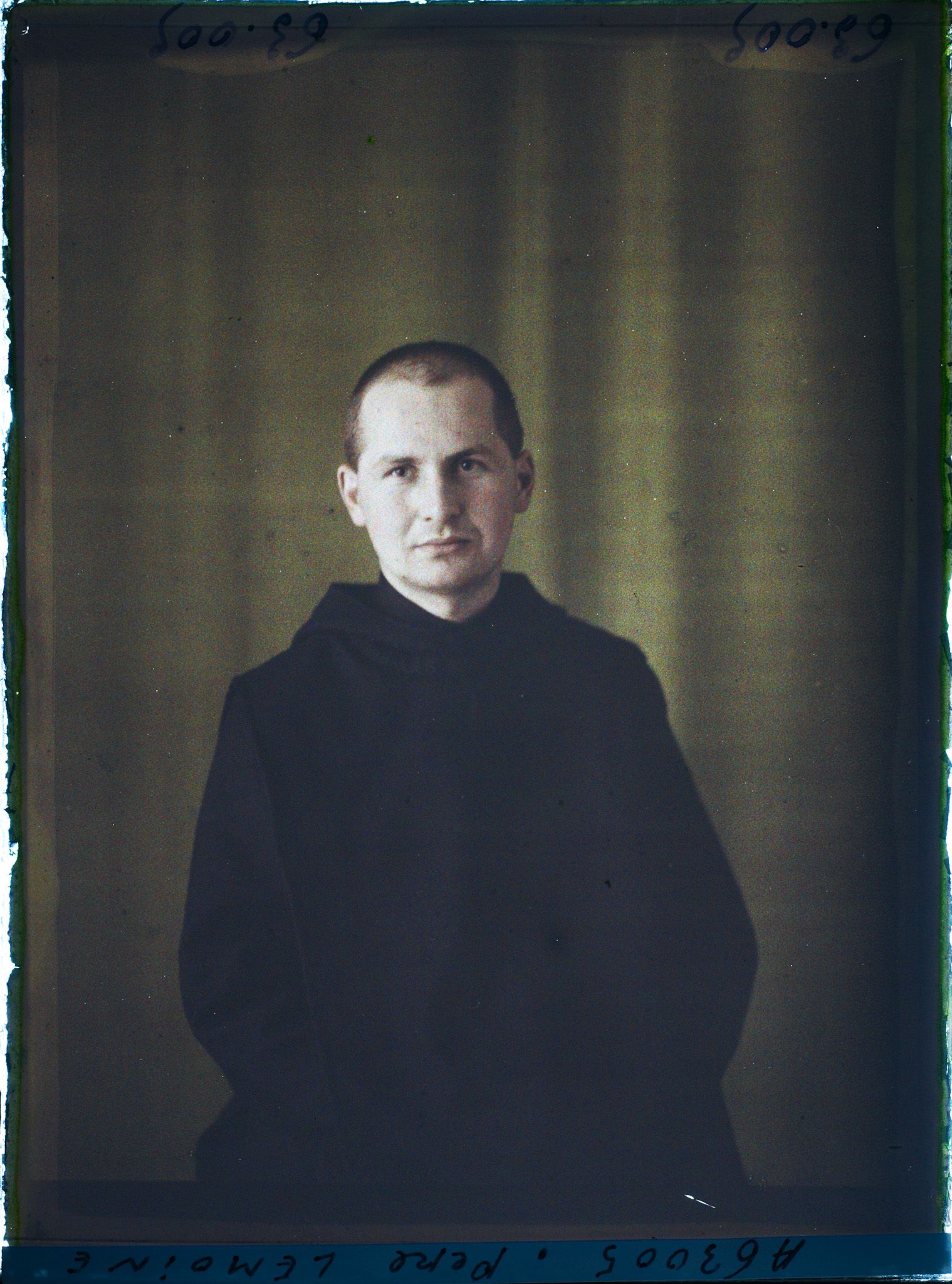 Image représentant https://musee-albert-kahn.s-museum.fr/home/NWQ2OTAwYzNmYjZlZTk1ZWQwODJmMjY4L2dlbmVyaWMtbm90aWNlLXRhYi9hdXRob3JpdHkvNjE3YTc5ZjVjZjhiODk2OGIzMzM3ZDIx/5d6900c3fb6ee95ed082f268/generic-notice-tab/authority/617a79ebcf8b8968b3337242 Le Père Lemoine