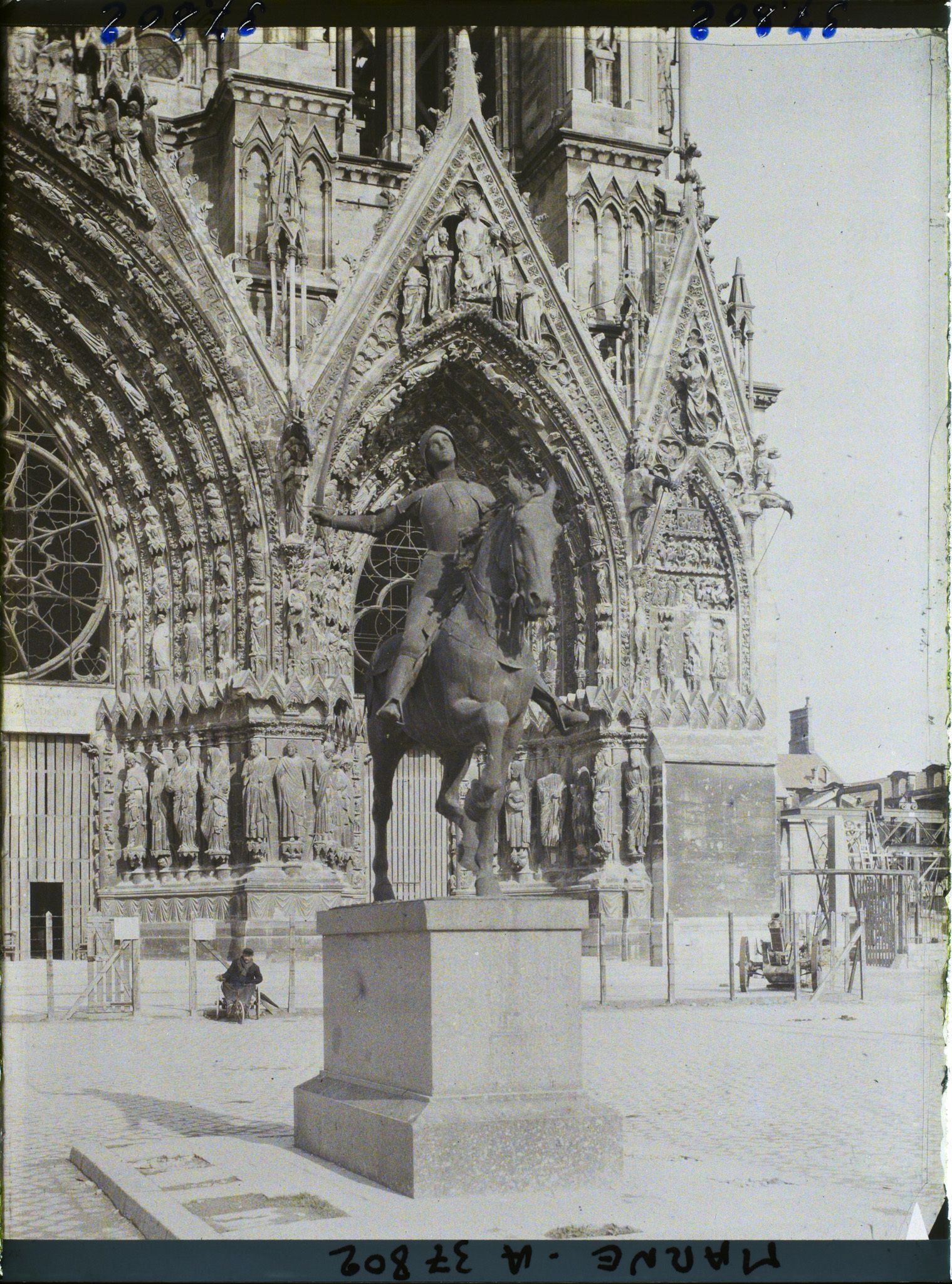 Image représentant France, Reims, Statue de Jeanne d'Arc et porche de la Cathédrale