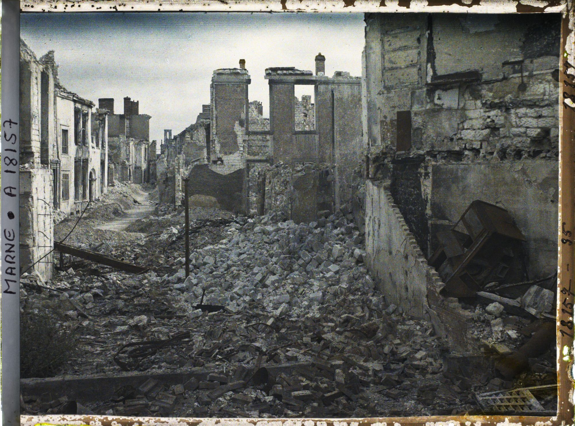 Image représentant France, Reims, Ensemble de ruines près de la rue des Elus.