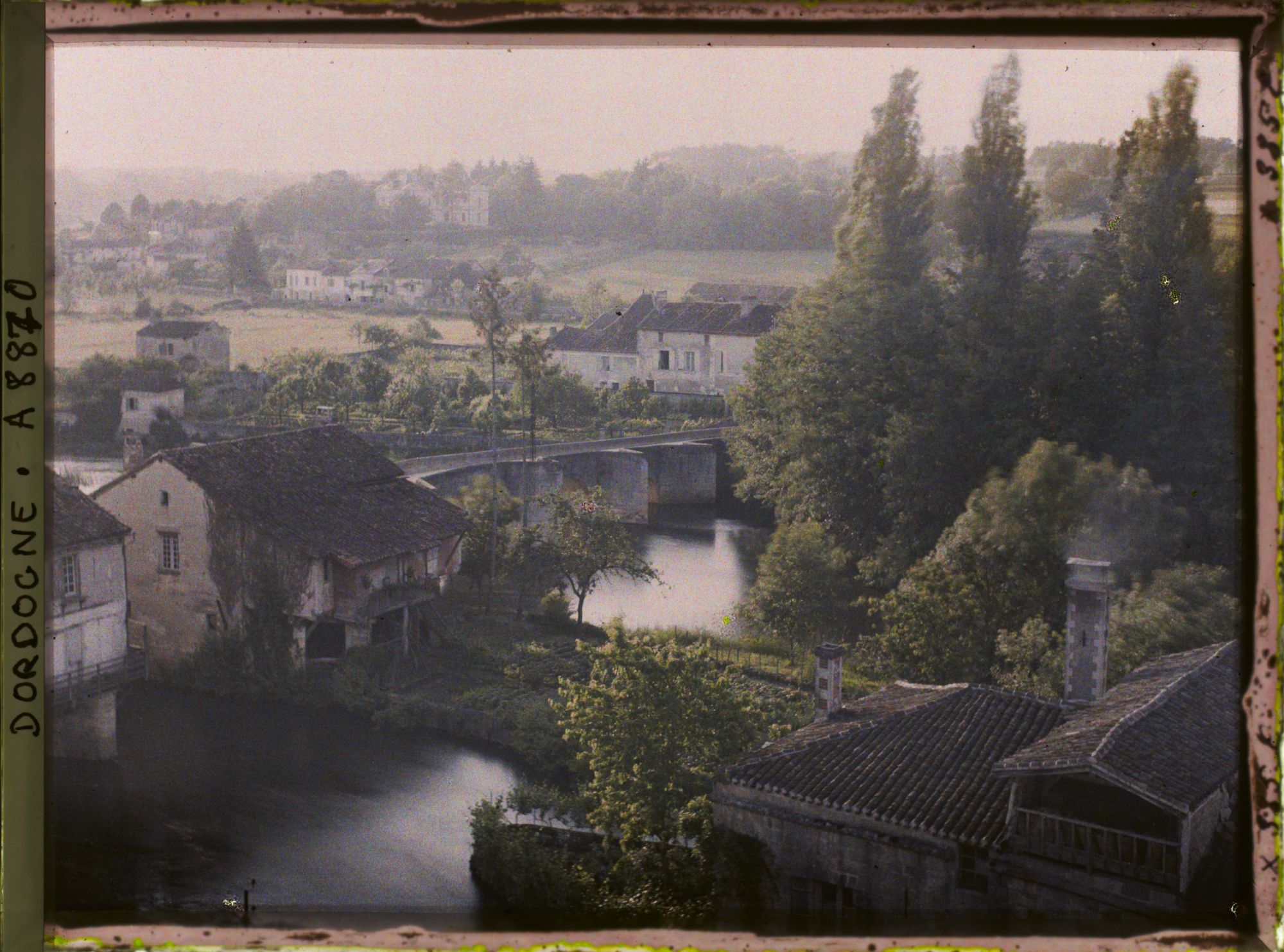 Image représentant France, Bourdeilles, Le pont vu du Château