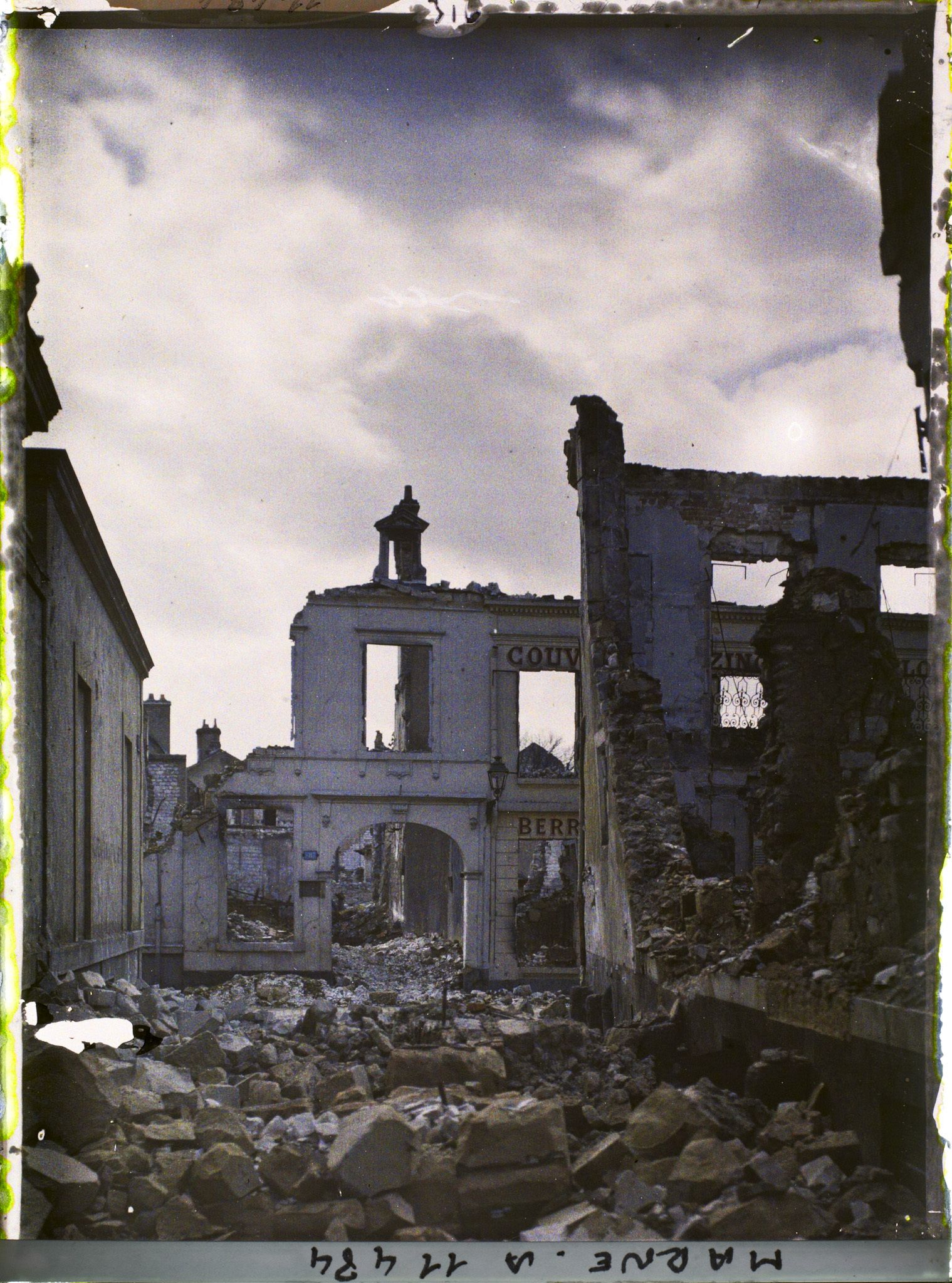 Image représentant Ruines rue de la Grue, au fond l'entreprise Hutin et Cie, rue Eugène Desteuque