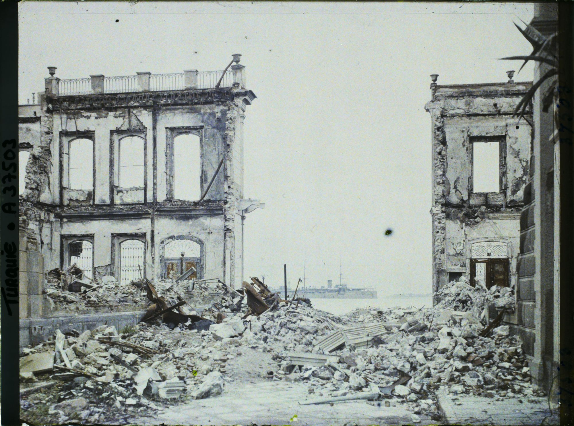 Image représentant Turquie, Smyrne, Ruines de la rue de l'Alhambra vues vers le port