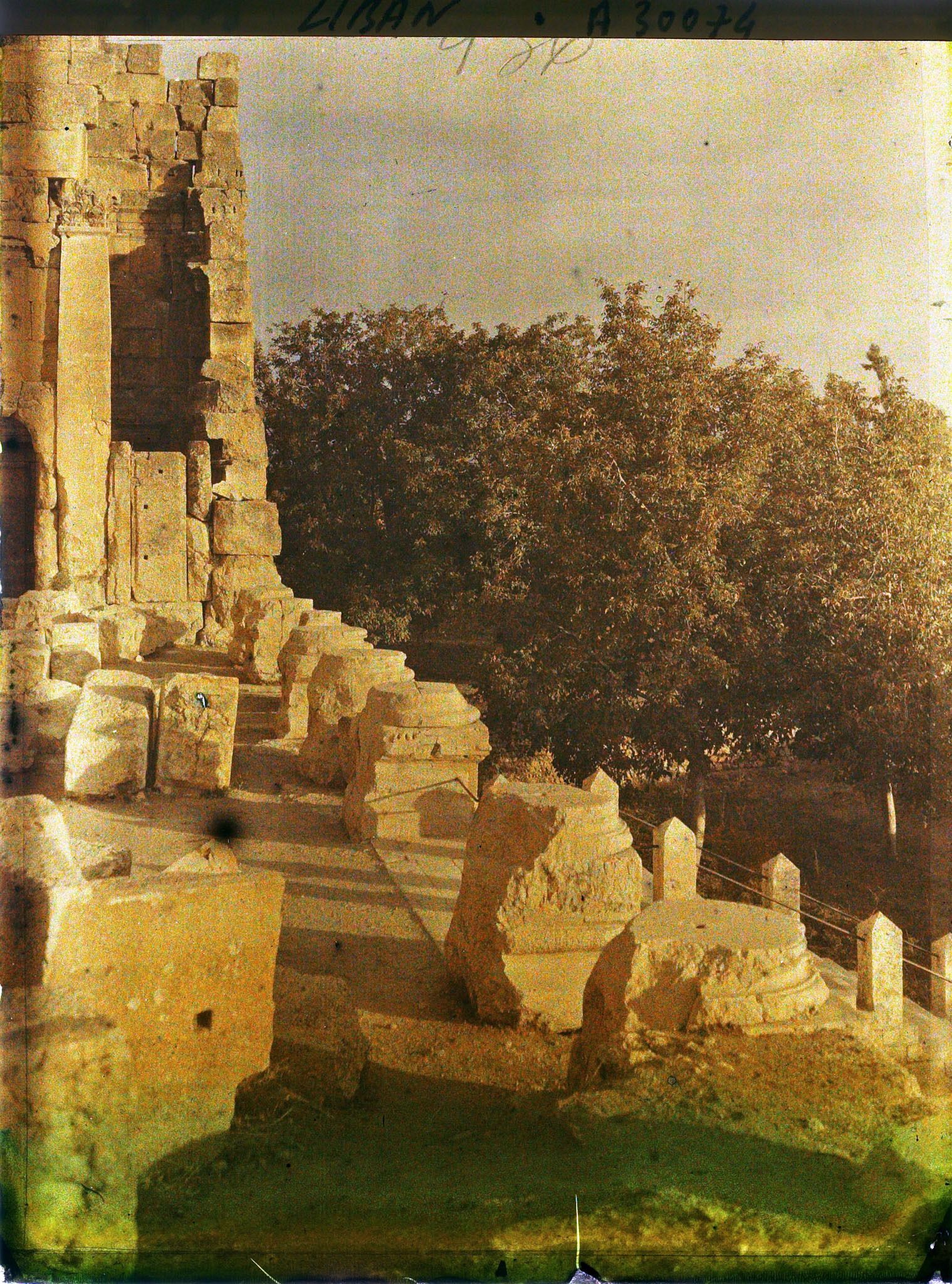 Image représentant Entrée d'un temple avec ses propylées
