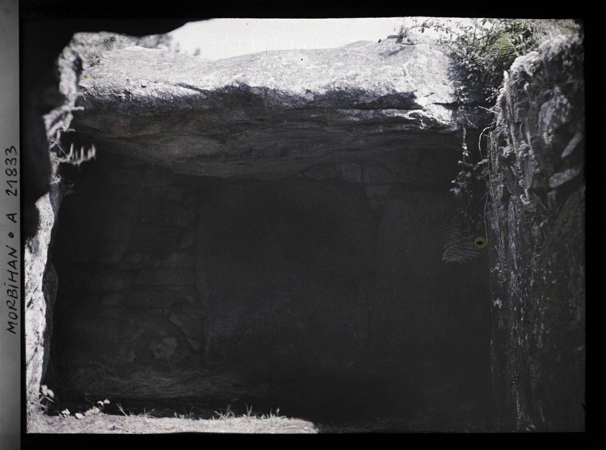 Image représentant L'une des chambres des dolmens de Mané-Kerioned, route d'Auray à Carnac