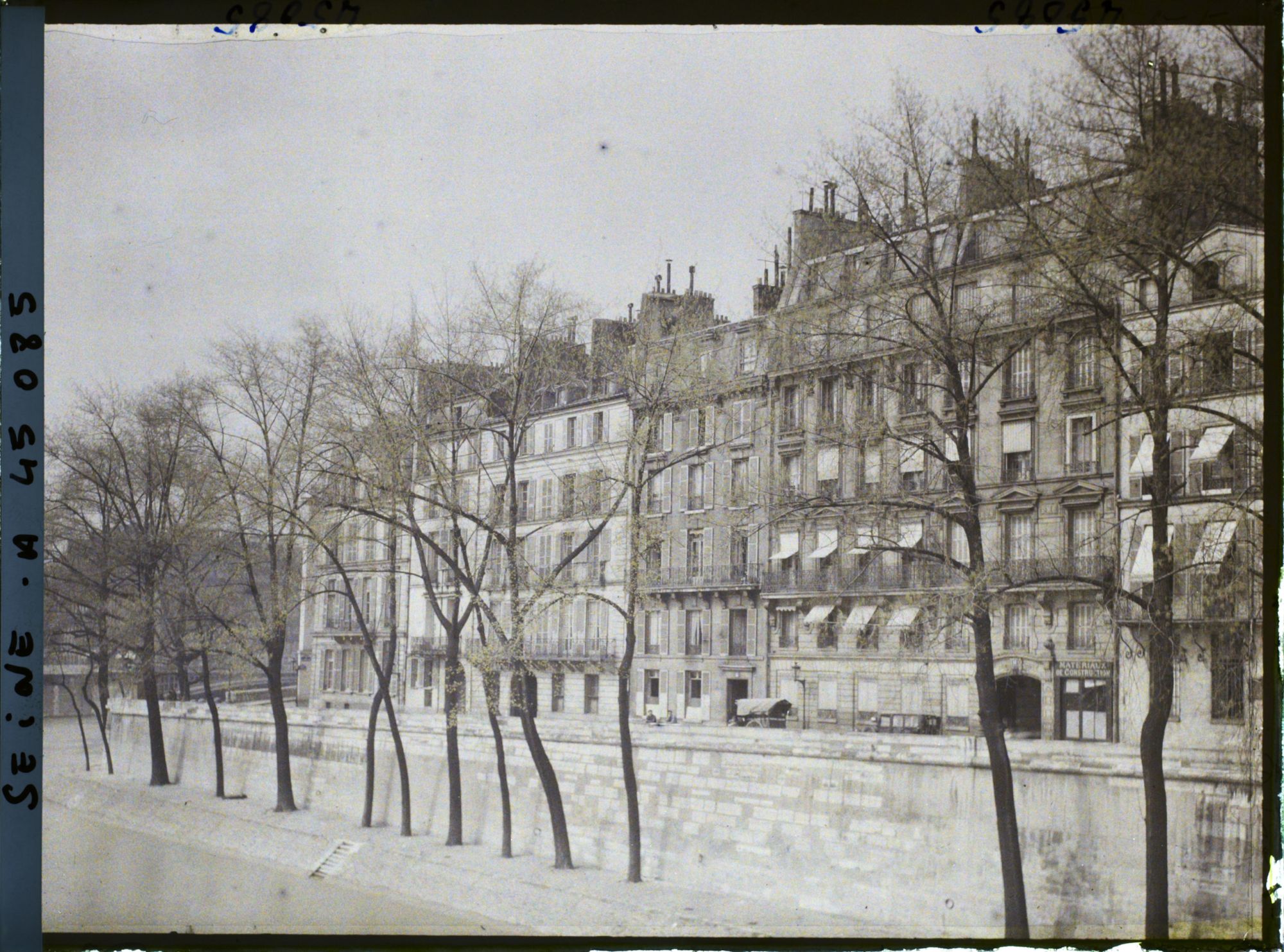 Image représentant Le quai d'Orléans depuis le pont de la Tournelle