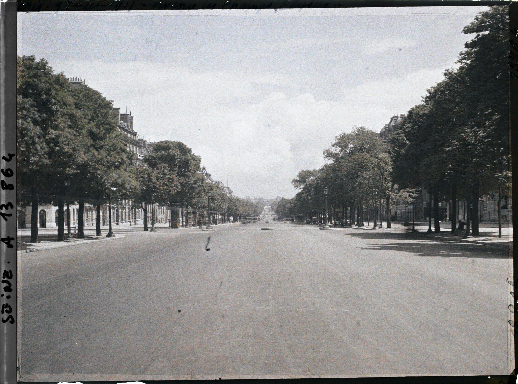 Image représentant L'avenue des Champs-Elysées en direction de la place de la Concorde