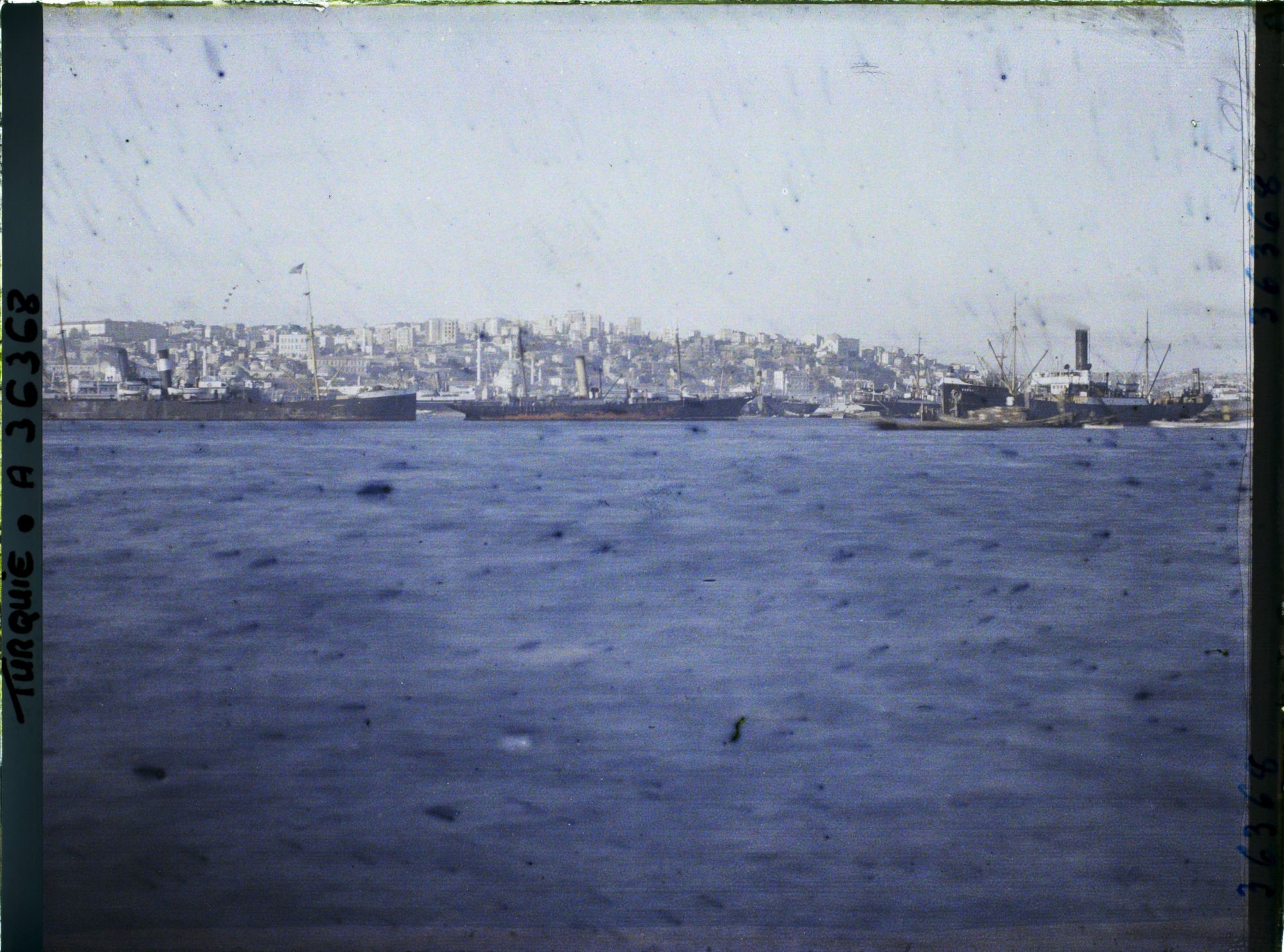 Image représentant Paquebots et autres bateaux au port, dans la Corne d'Or, vers le quartier de Pera