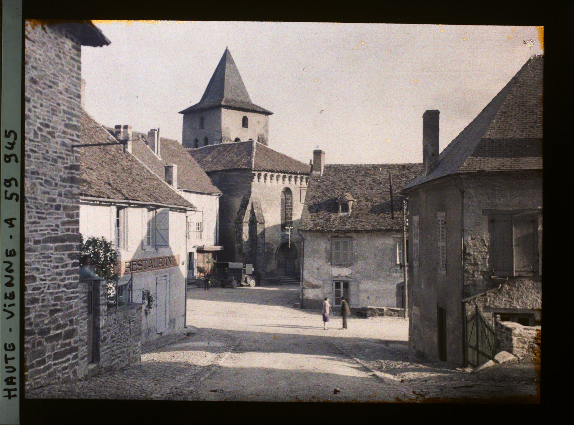Image représentant La place petit de la Fosse et l'église Saint-Saturnin