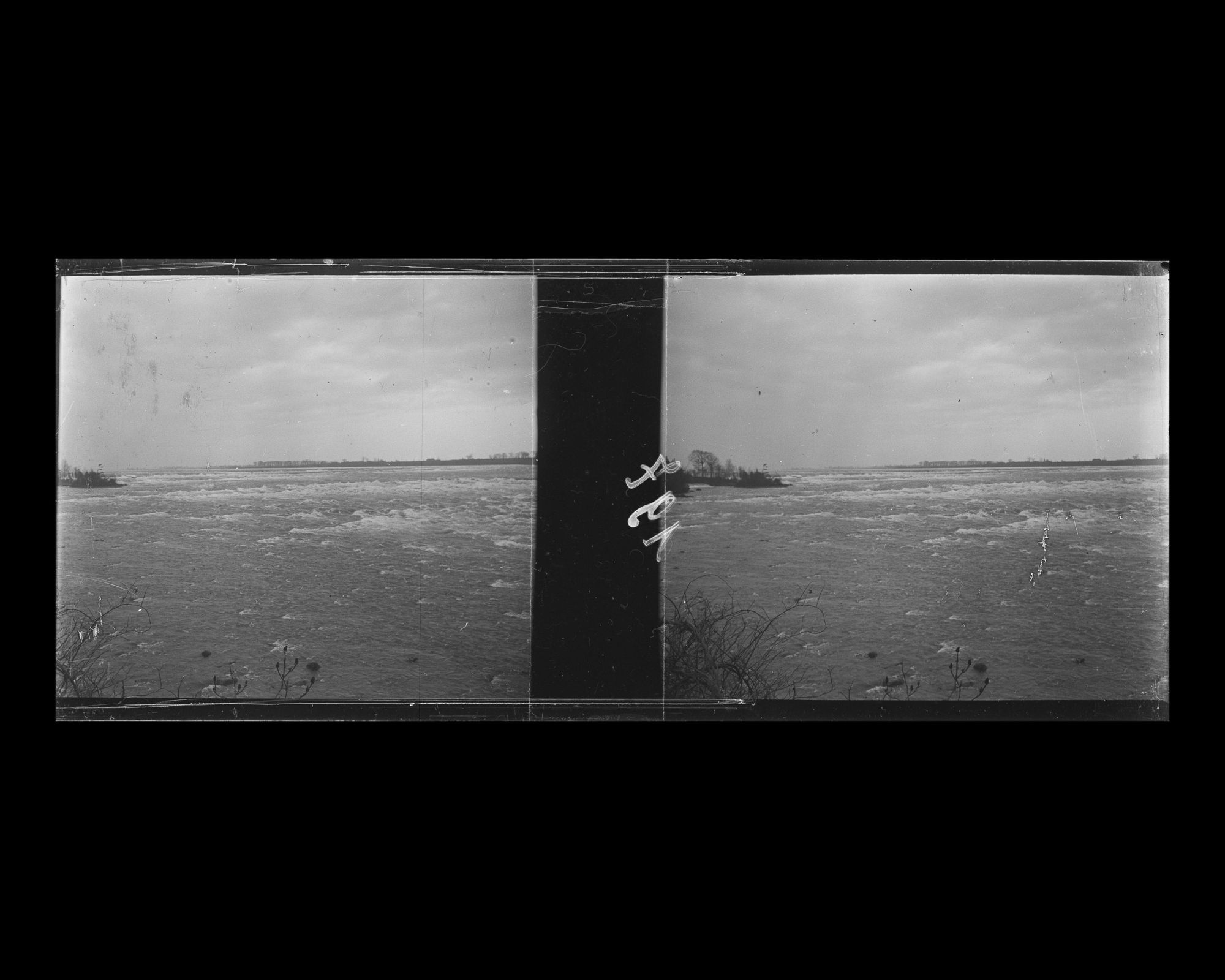 Image représentant La rivière Niagara, probablement prise du côté américain