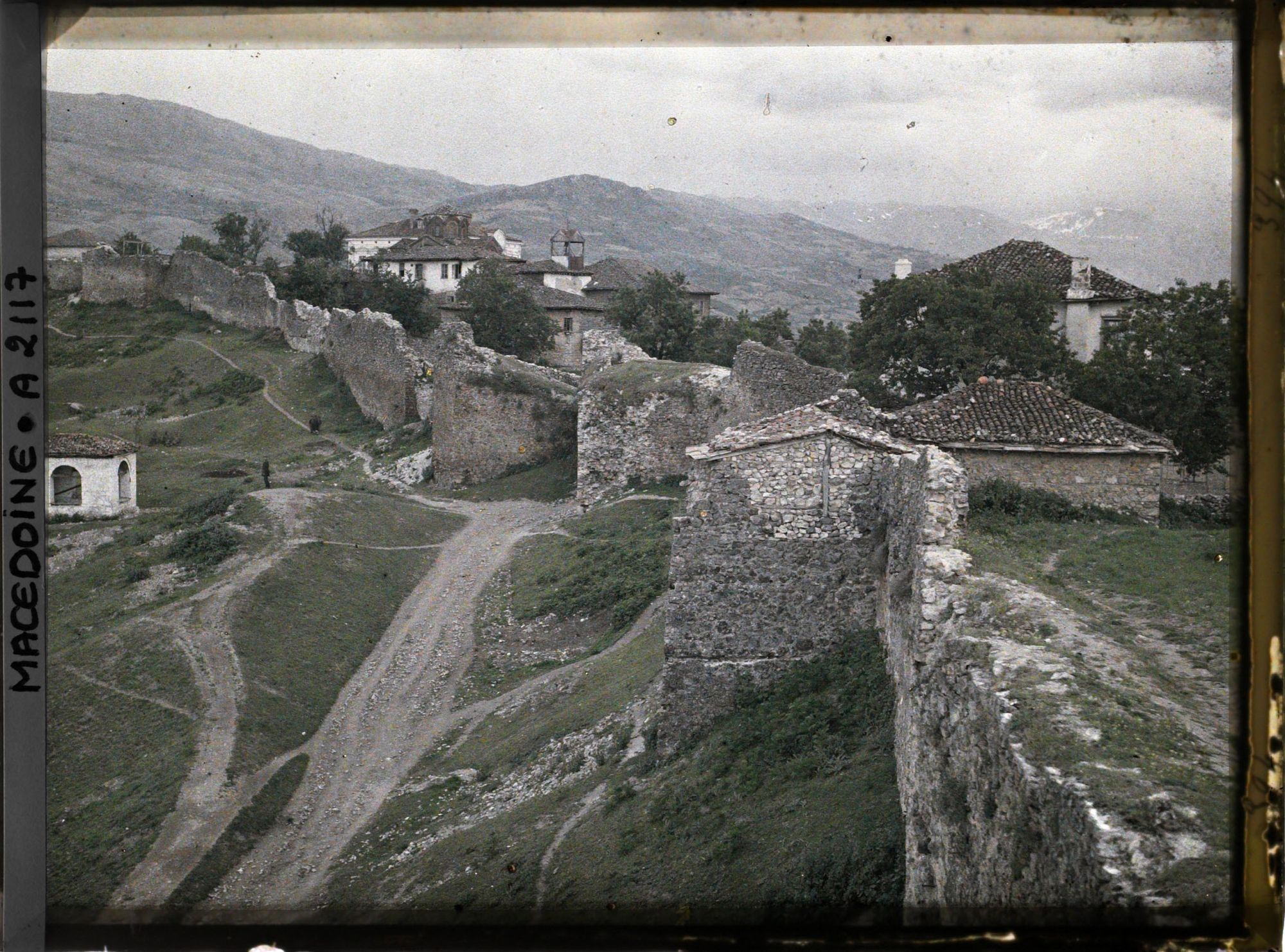 Image représentant Murs fermant la ville avec un turbé à gauche