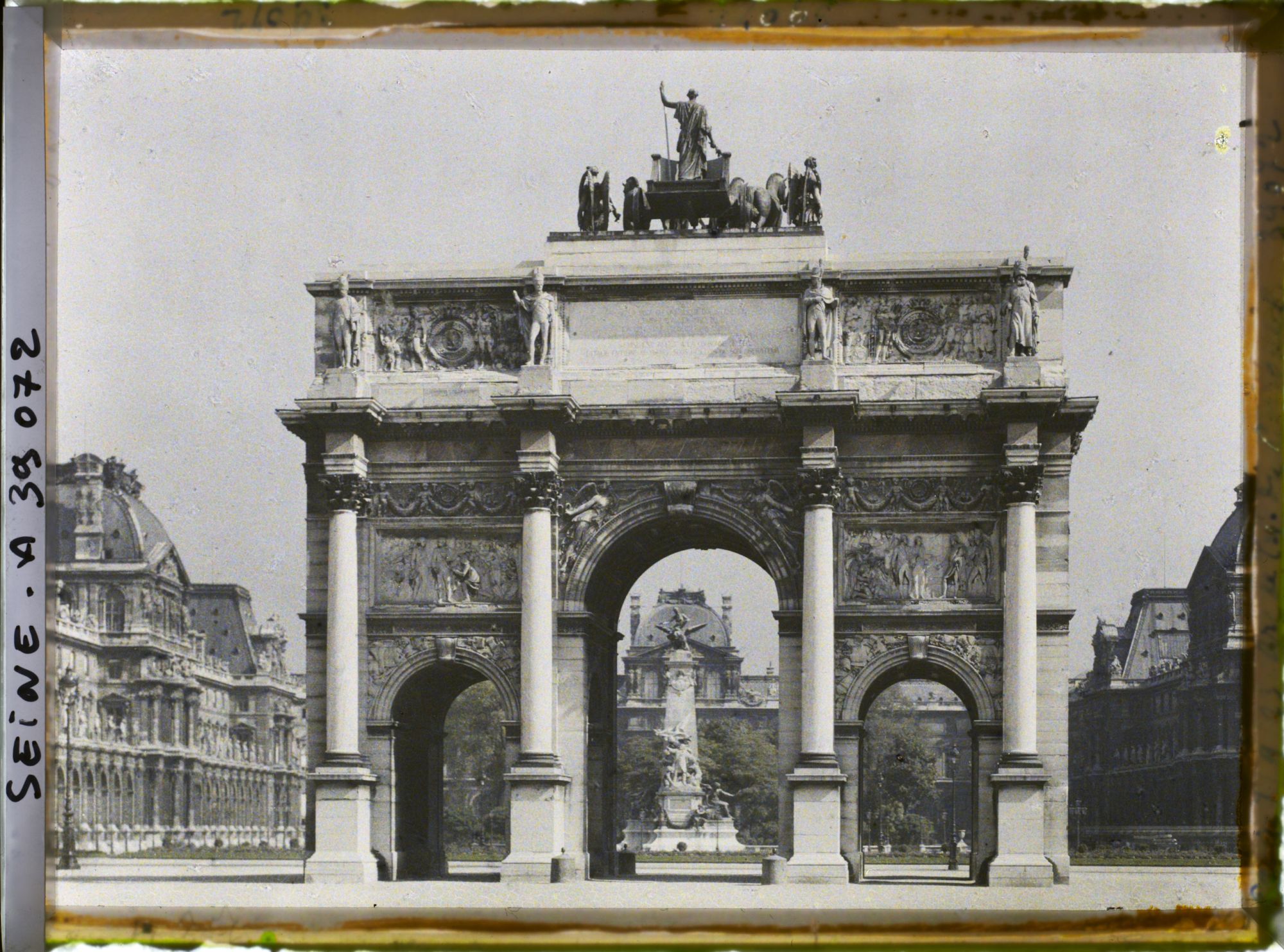 Image représentant L'Arc de Triomphe du Carrousel, le monument à Gambetta et le Louvre