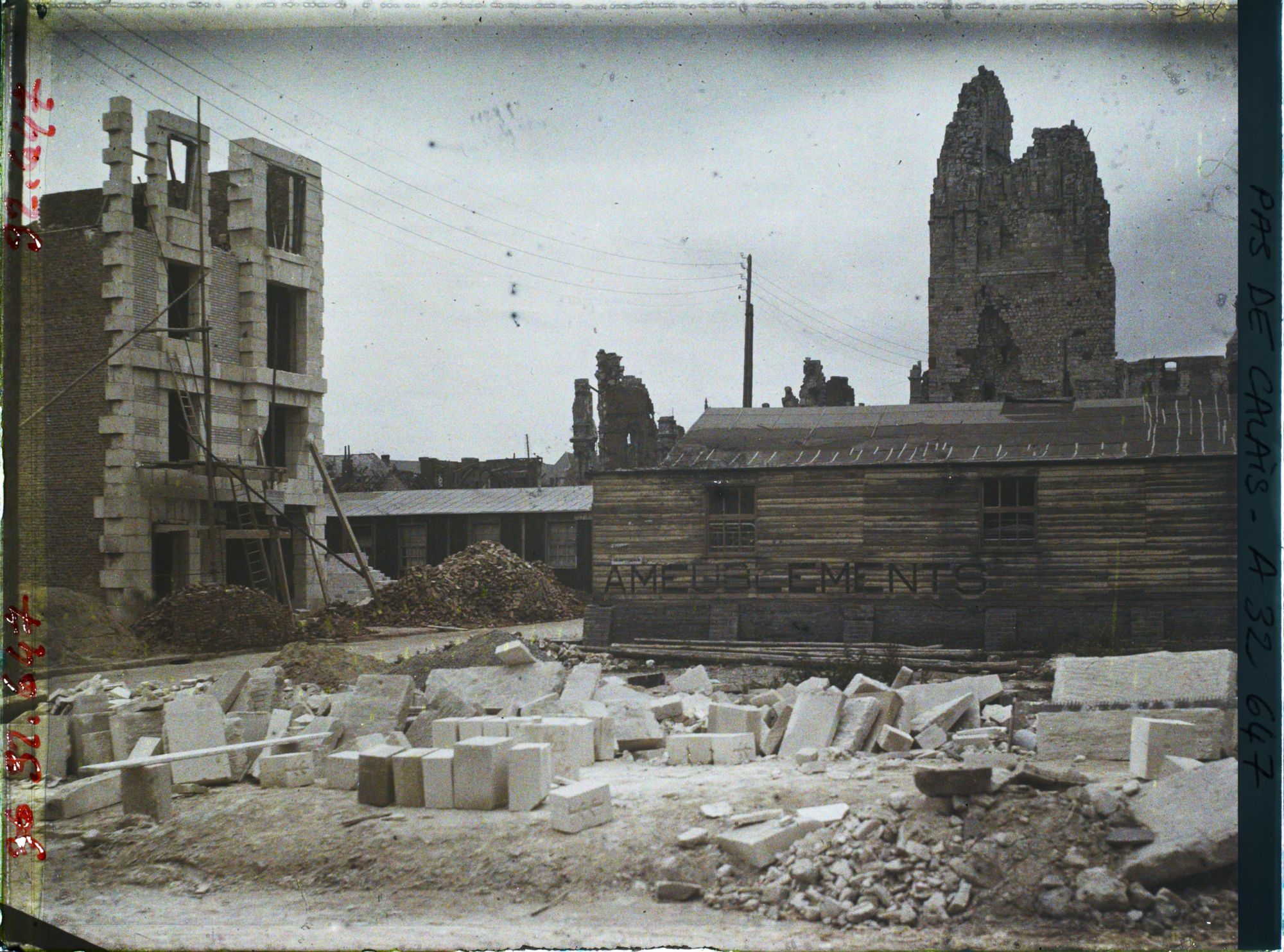Image représentant France, Arras, Reconstructions rue St Gerié et ruines du Beffroi