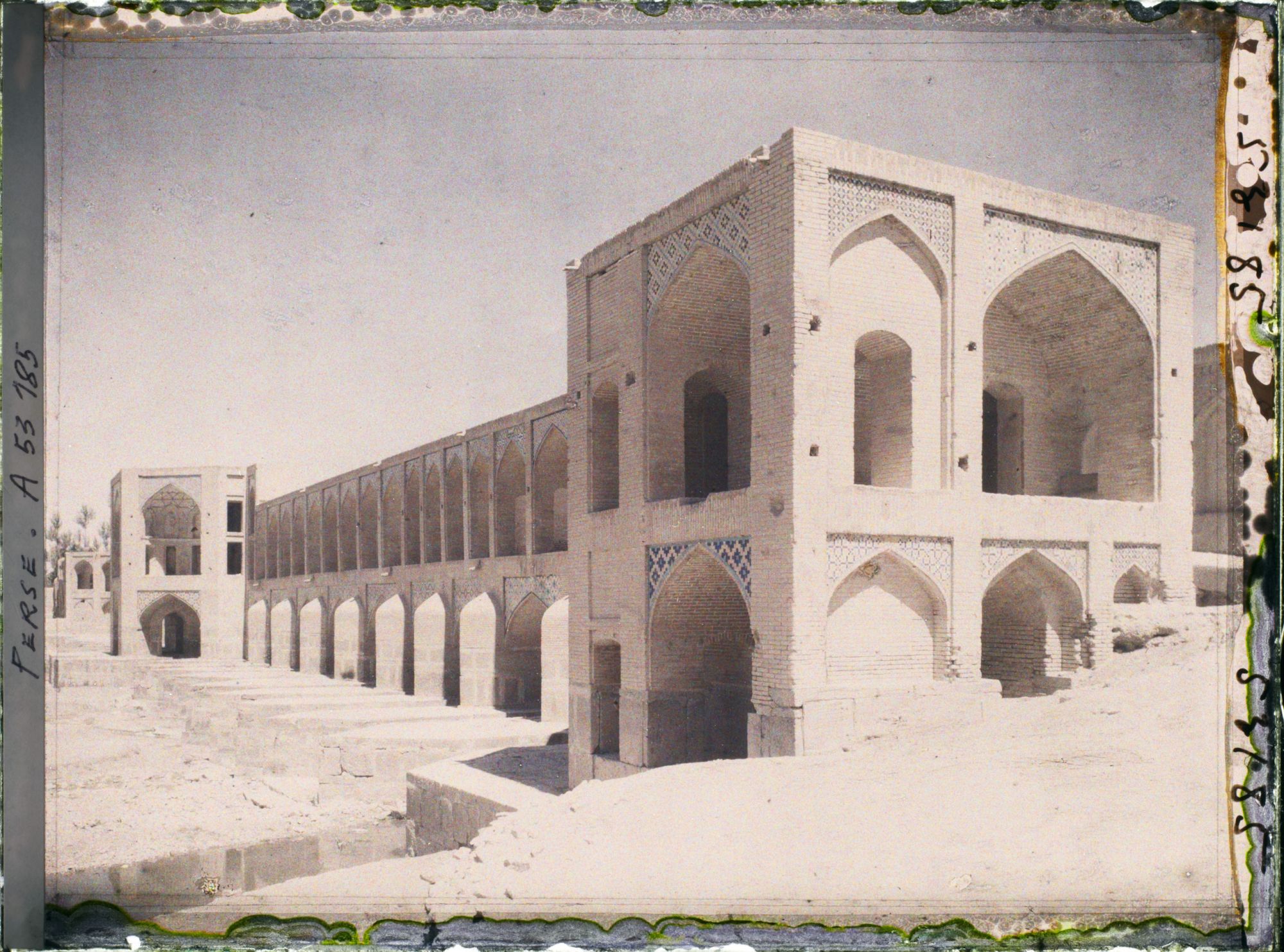 Image représentant Entrée du pont de Khaju (Pol-e Khaju)