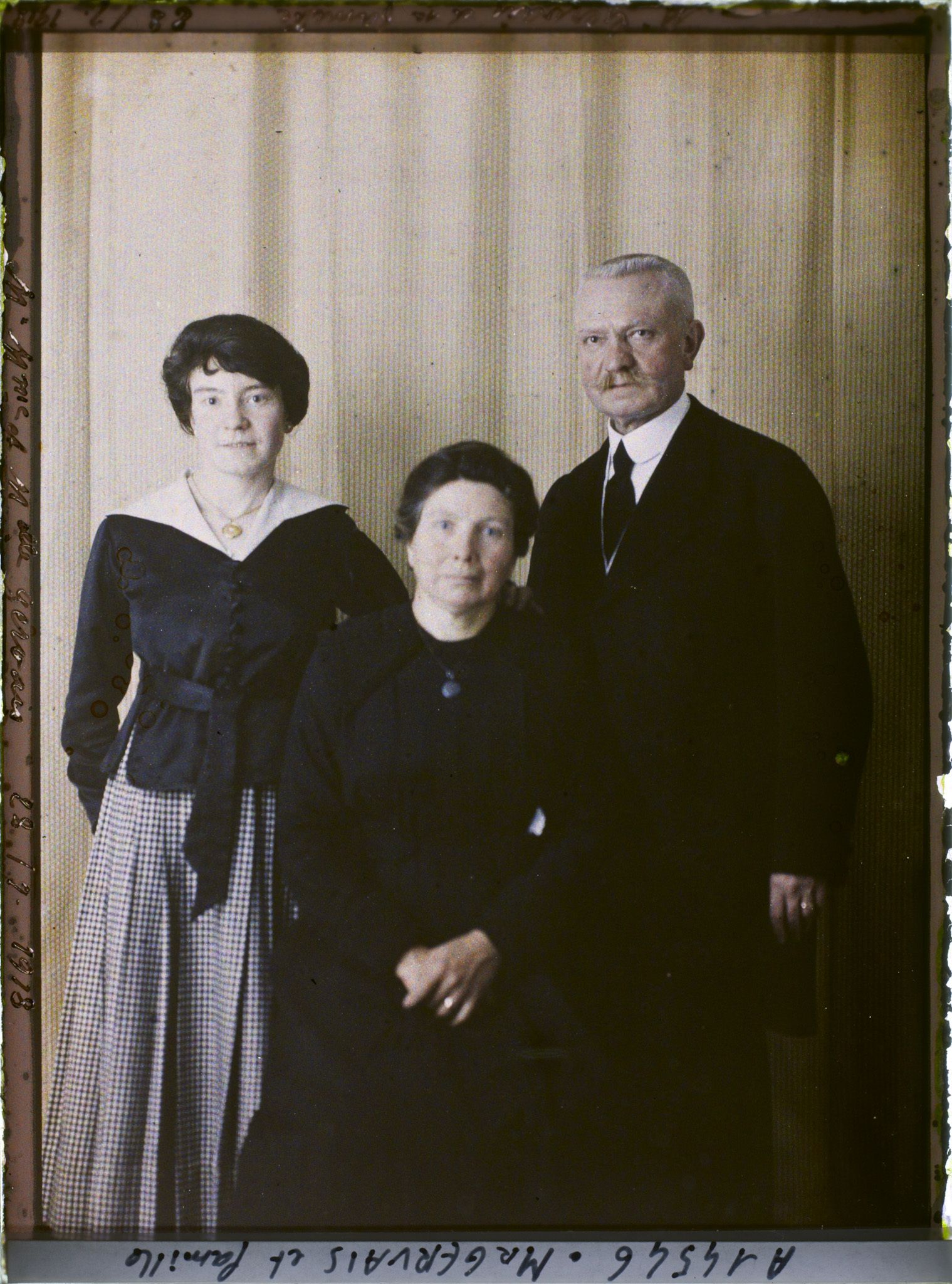 Image représentant https://musee-albert-kahn.s-museum.fr/home/NWQ2OTAwYzNmYjZlZTk1ZWQwODJmMjY4L2dlbmVyaWMtbm90aWNlLXRhYi9hdXRob3JpdHkvNjE3YTc5ZjVjZjhiODk2OGIzMzM3ZDIx/5d6900c3fb6ee95ed082f268/generic-notice-tab/authority/617a79ebcf8b8968b3336d9f Monsieur Gervais et sa famille