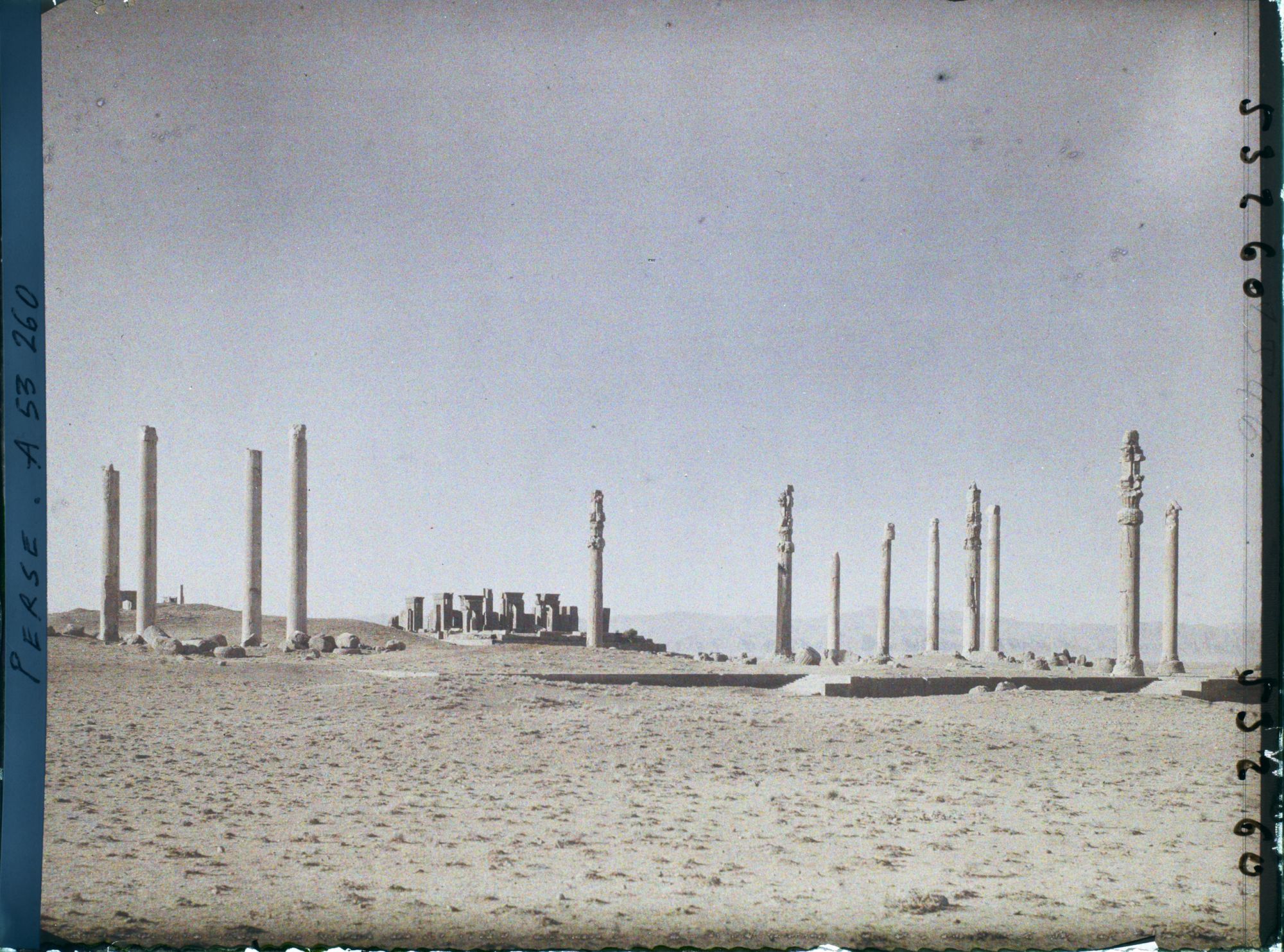 Image représentant Vestiges de l'Apadana (Hall d'audience de Darius 1er, fin du VIe siècle avant J.-C.). Au fond, le palais de Darius