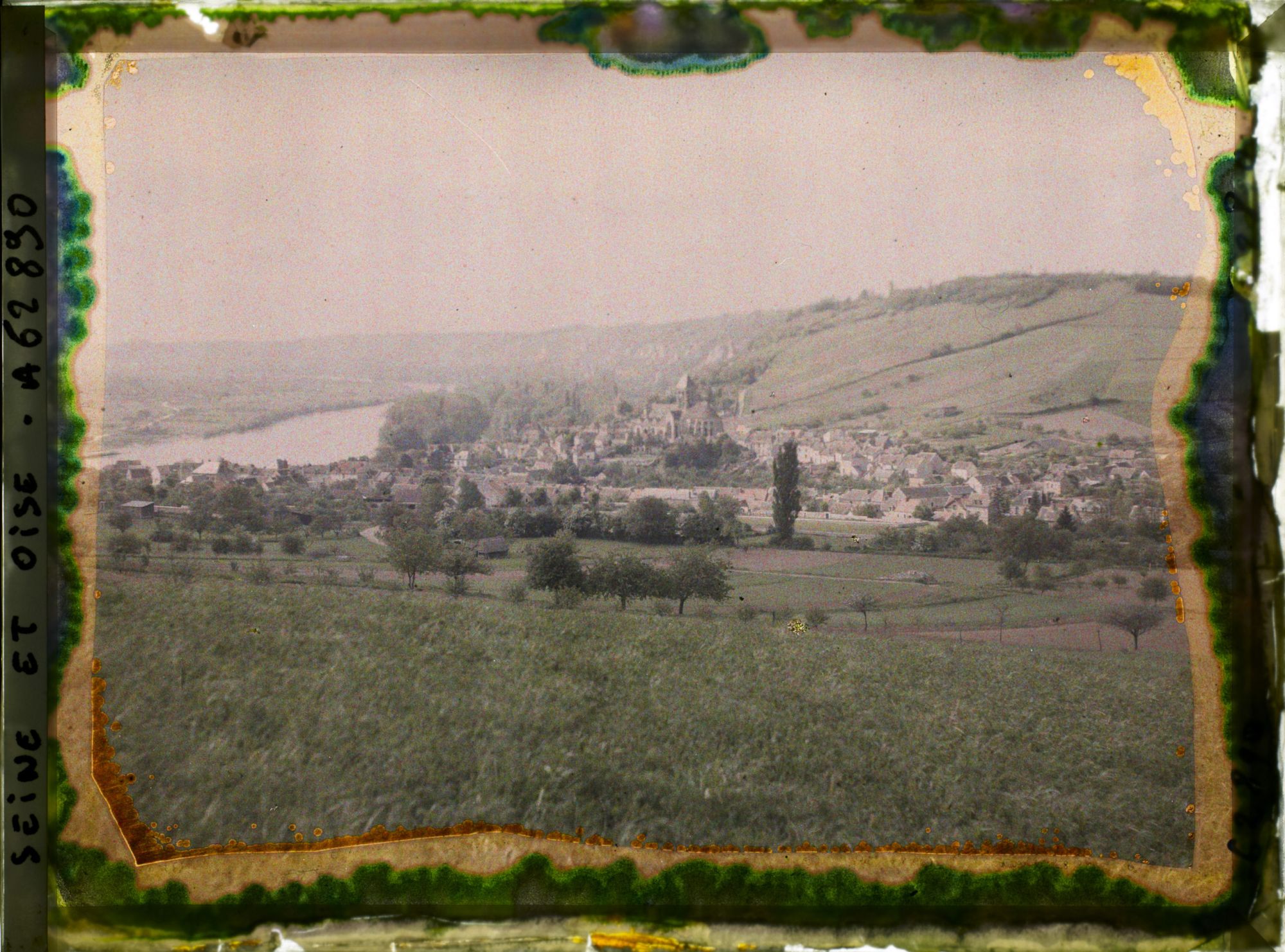 Image représentant Ile de France, Vetheuil, Champ de blé et vue sur le village et la boucle de la Seine