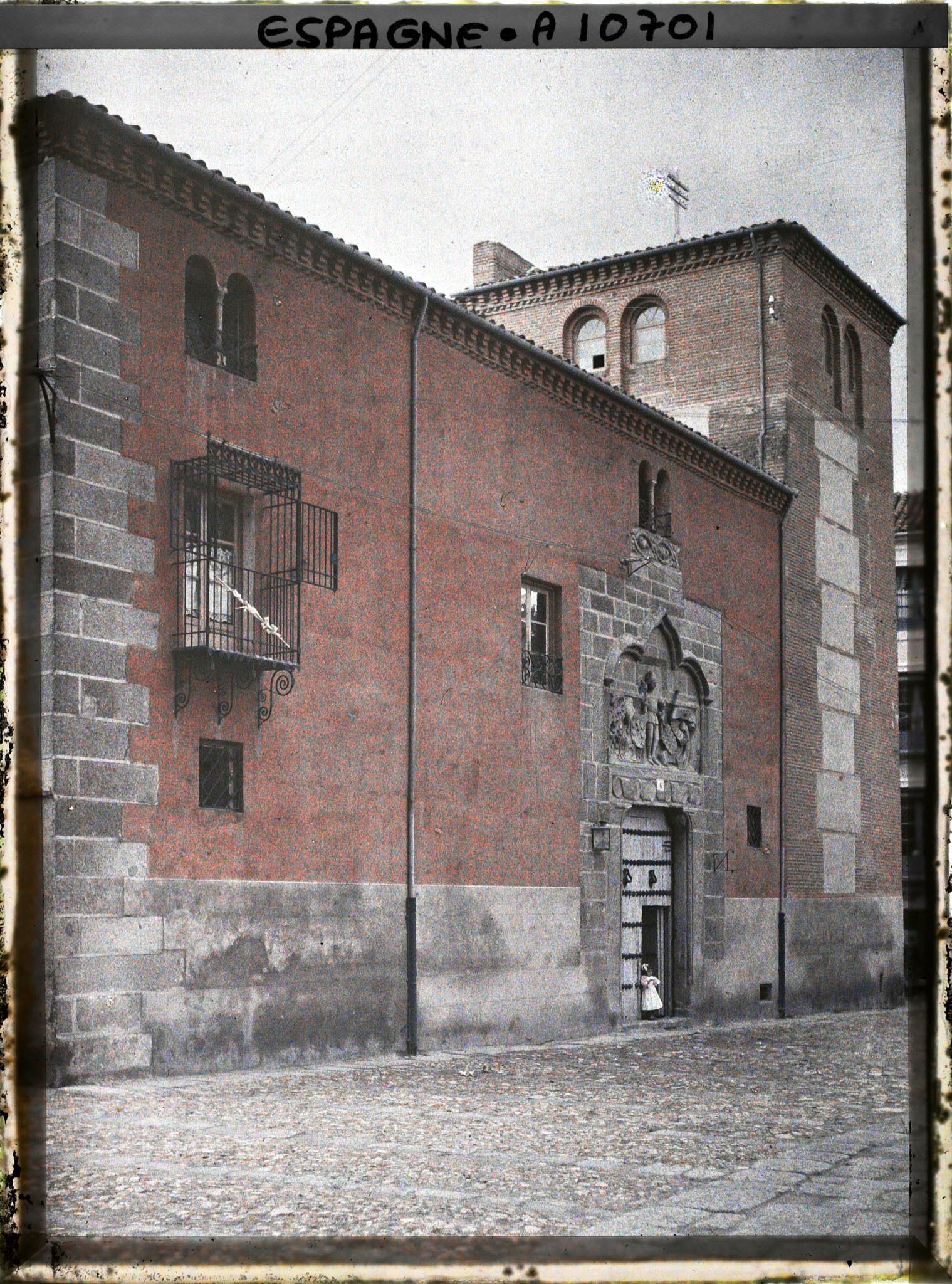 Image représentant Espagne, Avila, Une maison particulière rouge devant la Cathédrale