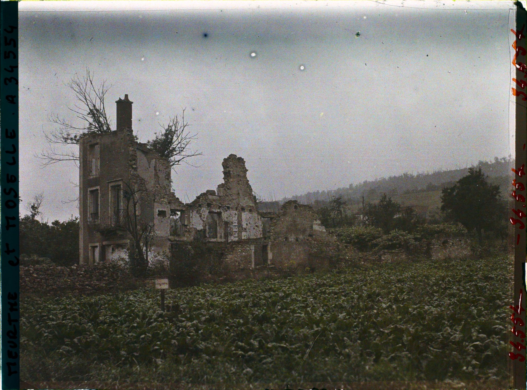 Image représentant France, Norroy, Ruines sur la route de Metz   ; au fond, le Bois Le Prêtre