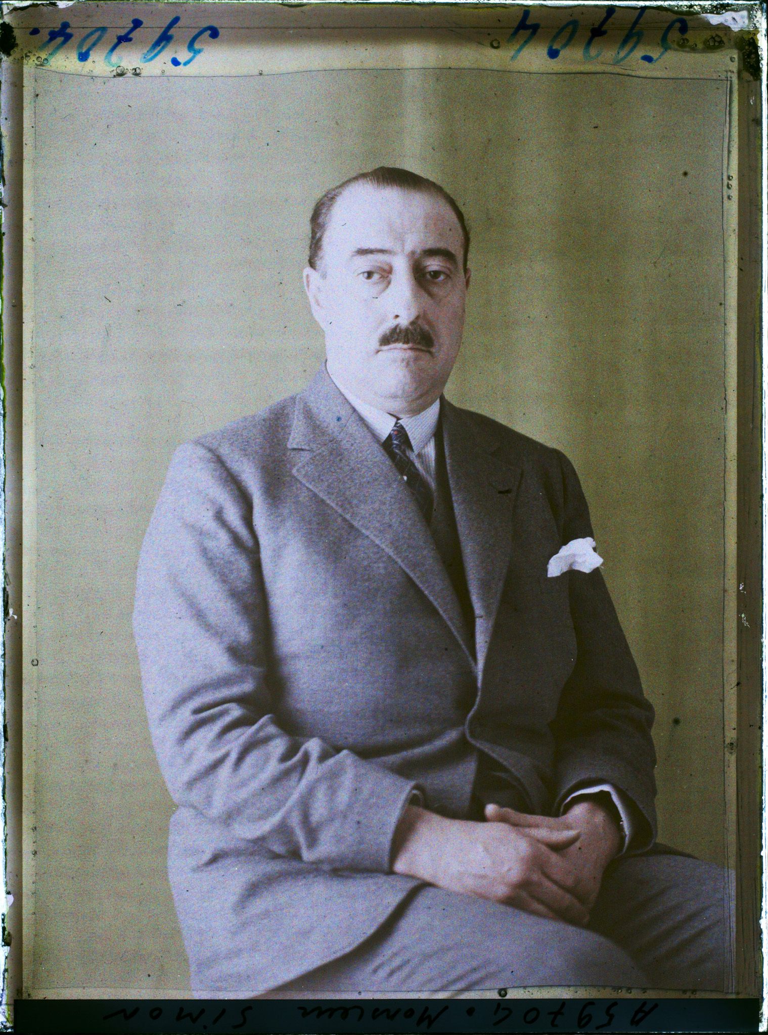 Image représentant https://musee-albert-kahn.s-museum.fr/home/NWQ2OTAwYzNmYjZlZTk1ZWQwODJmMjY4L2dlbmVyaWMtbm90aWNlLXRhYi9hdXRob3JpdHkvNjE3YTc5ZjVjZjhiODk2OGIzMzM3ZDIx/5d6900c3fb6ee95ed082f268/generic-notice-tab/authority/617a79ebcf8b8968b33377f0 Monsieur Simon