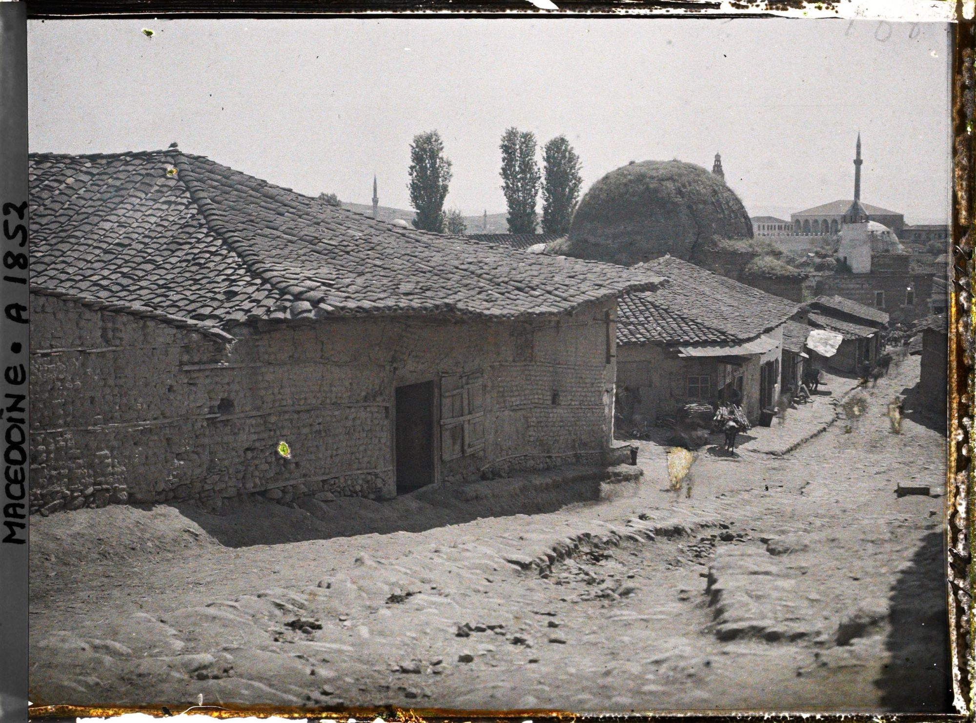 Image représentant Une rue de la rive gauche du Vardar