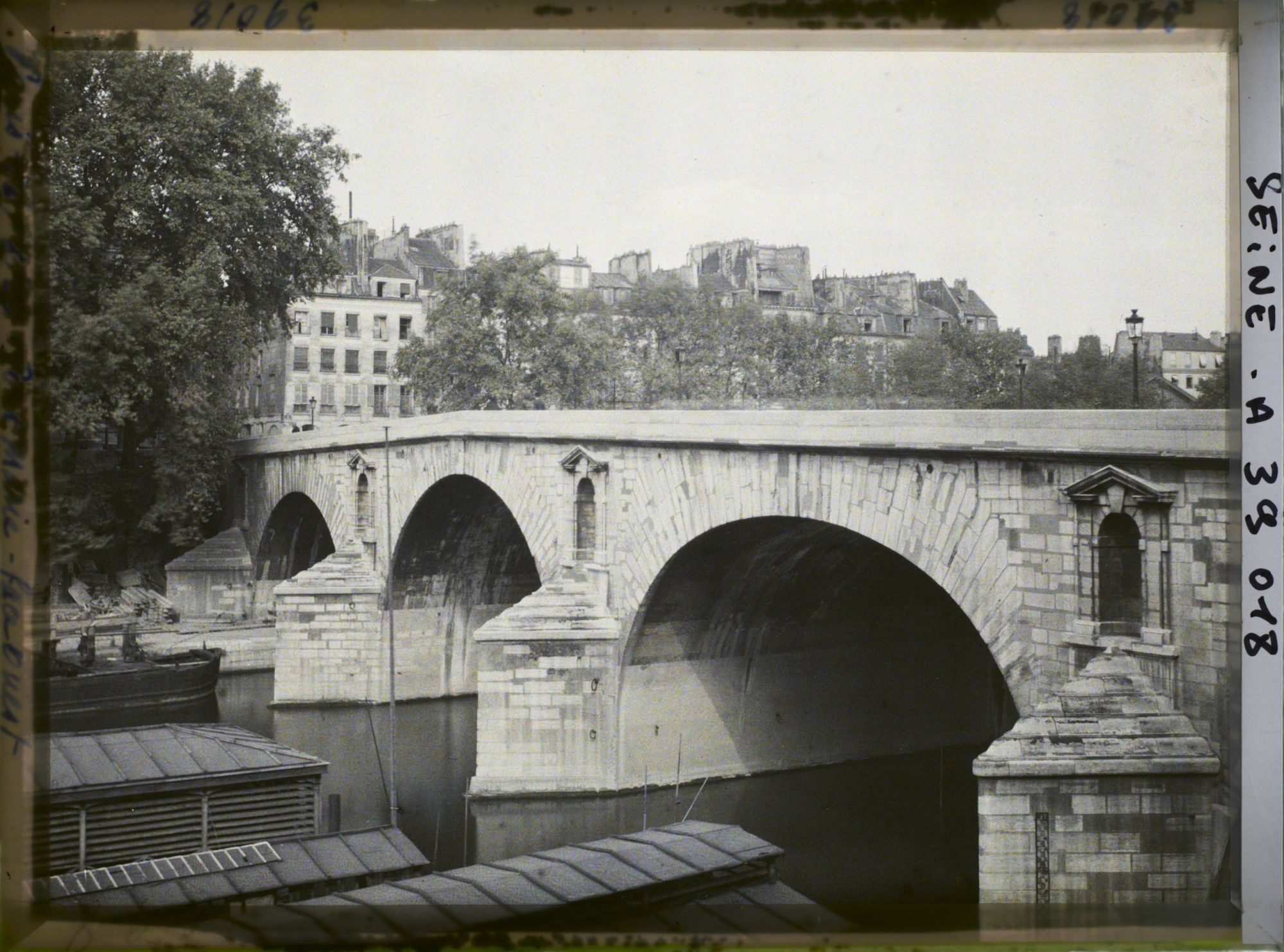 Image représentant Le pont Marie depuis le quai de Bourbon