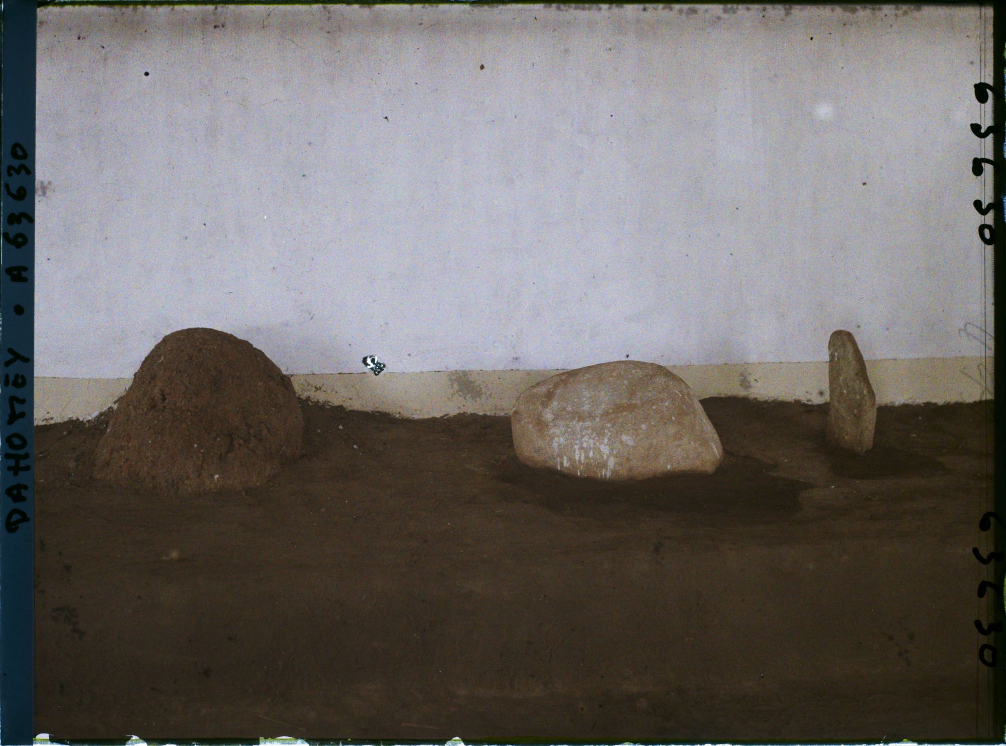 Image représentant Pierres fétiches exposées dans l'adandjèho (" case de courage ") du palais de Glélé