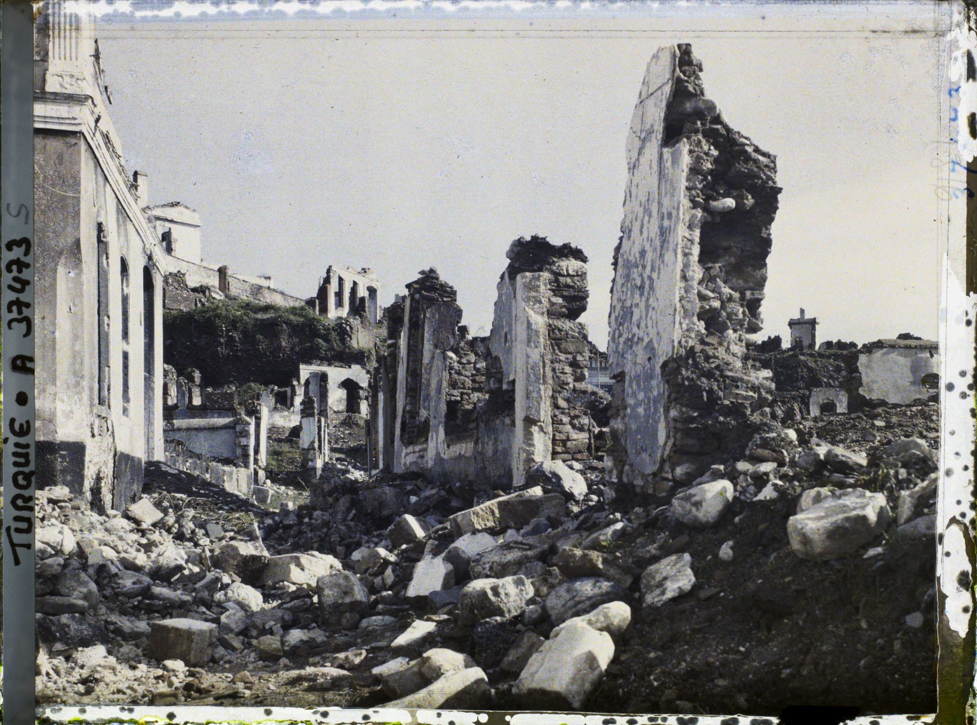 Image représentant Une rue du quartier grec (en ruines)